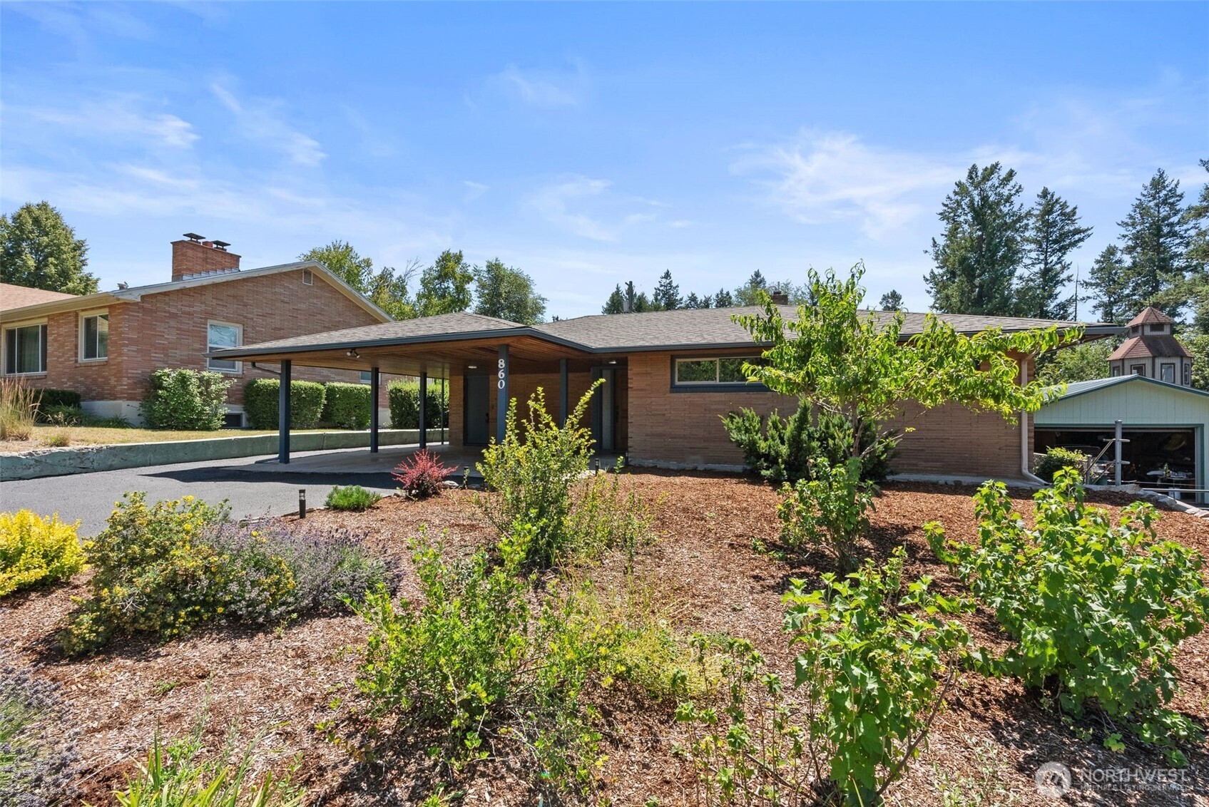 860 E 2nd Avenue Property Photo 3