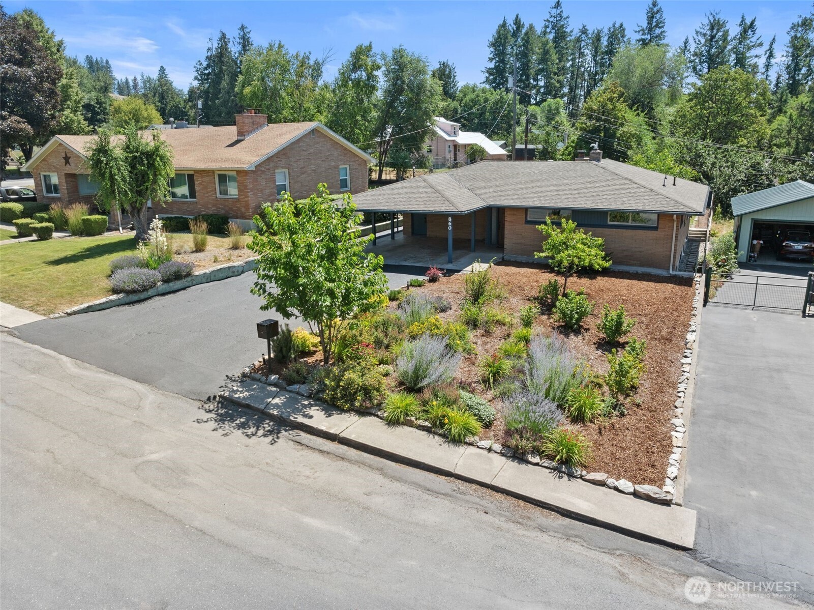 860 E 2nd Avenue Property Photo 4