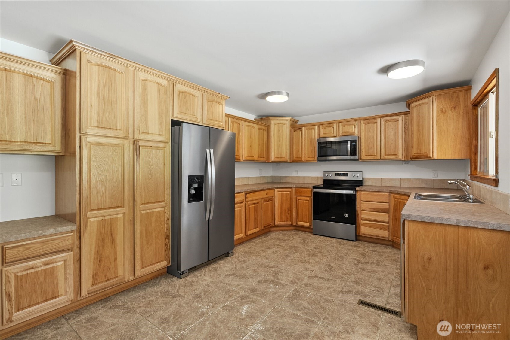 860 E 2nd Avenue Property Photo 9