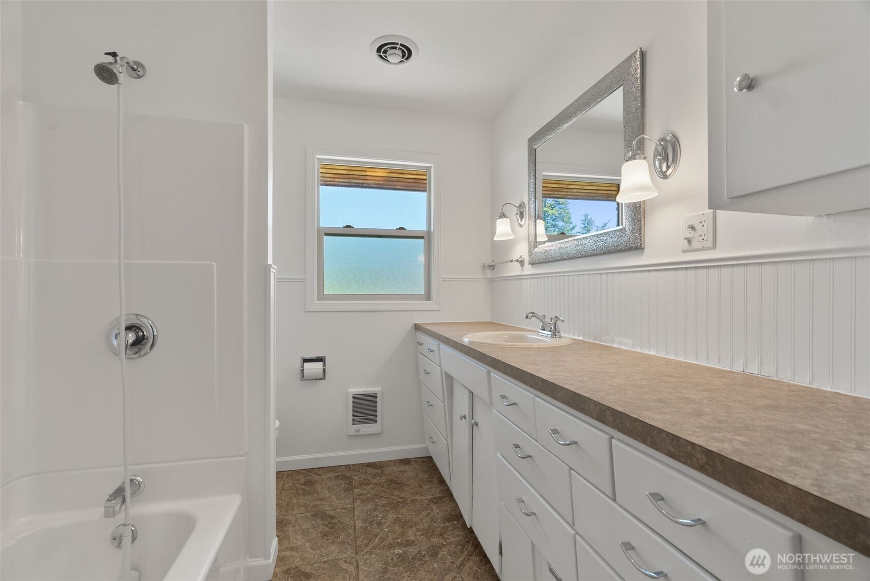 860 E 2nd Avenue Property Photo 18