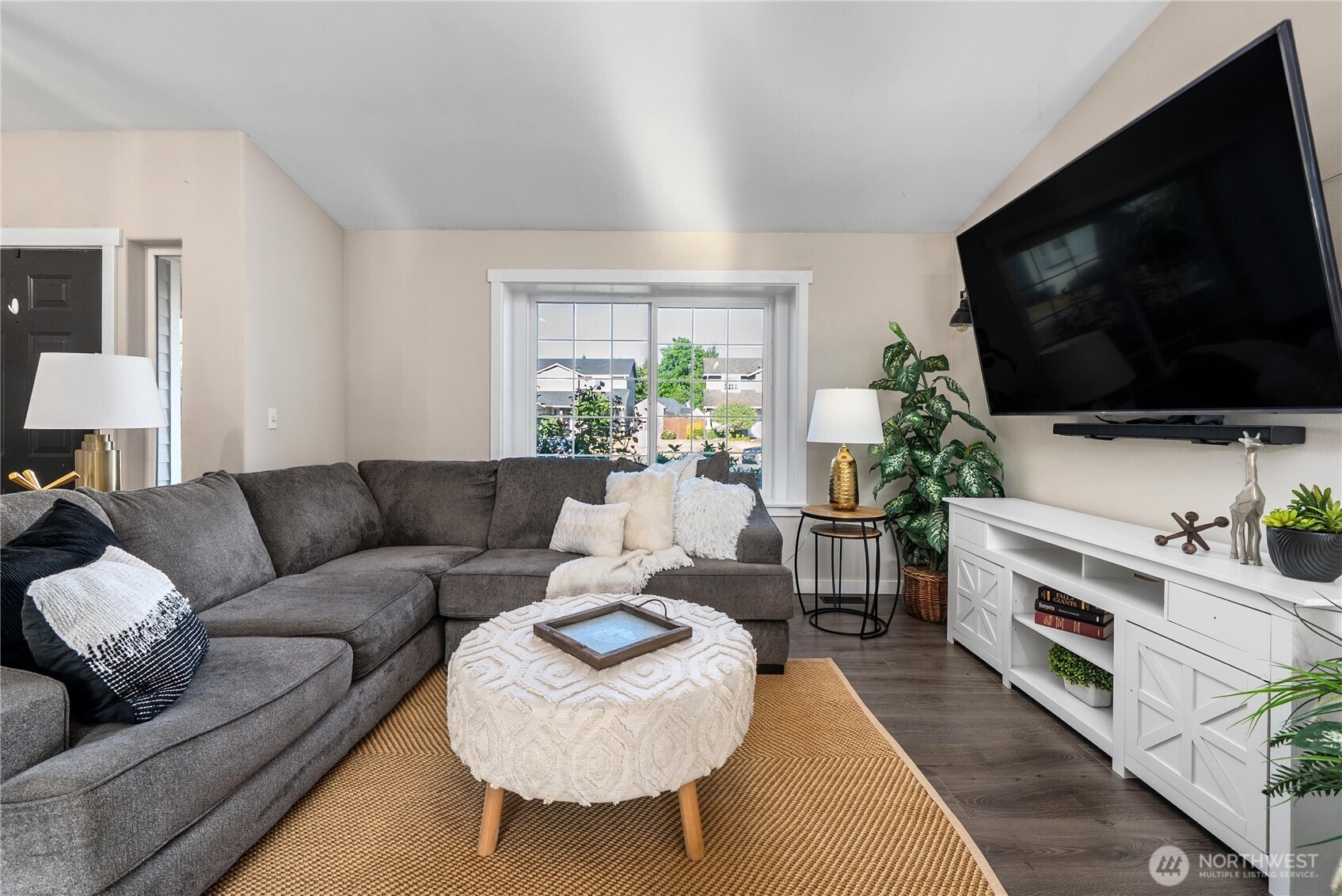 215 Orting Avenue Property Photo 4