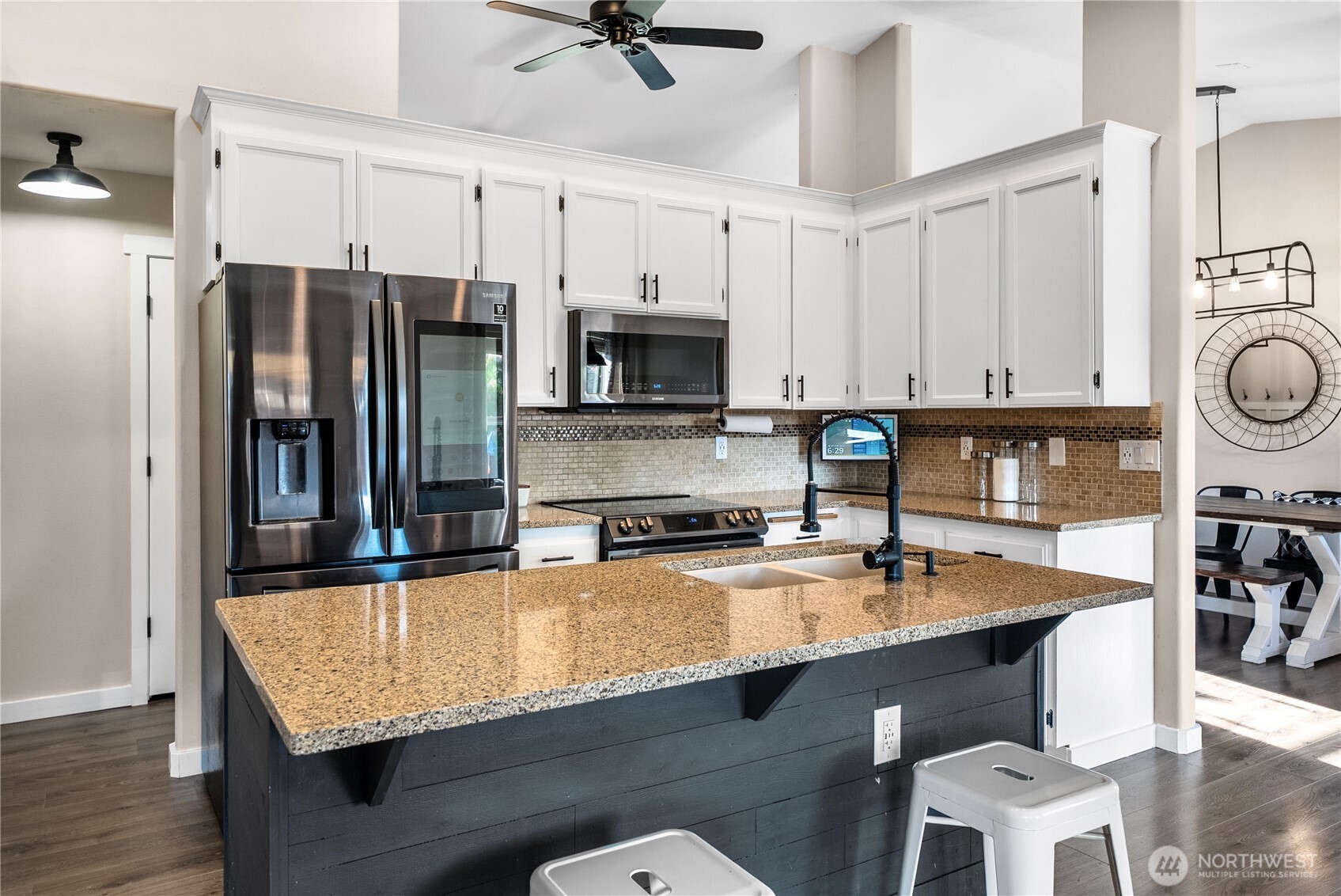 215 Orting Avenue Property Photo 9