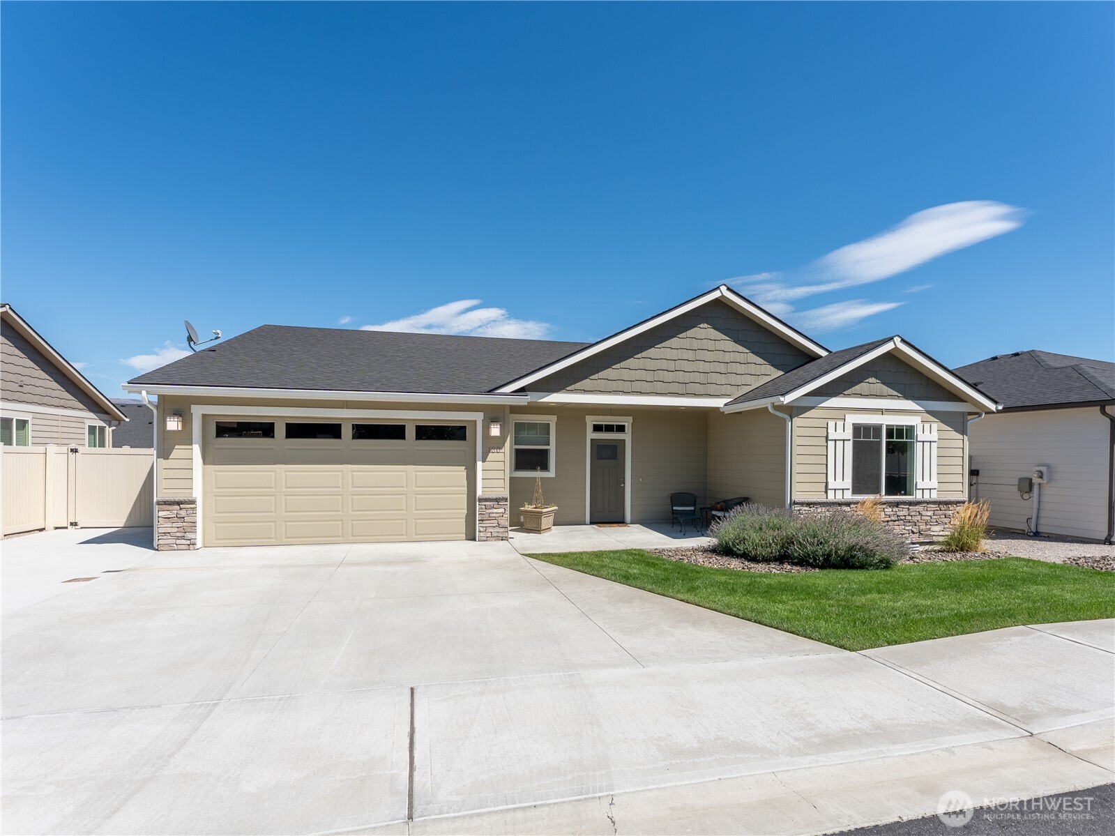 180 Pershing Circle Property Photo 1