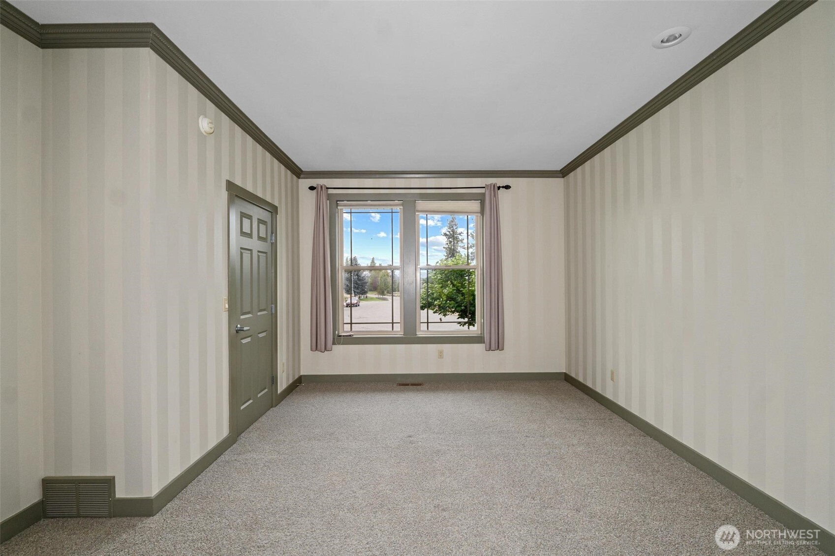 1900 Tamarack Street Property Photo 16