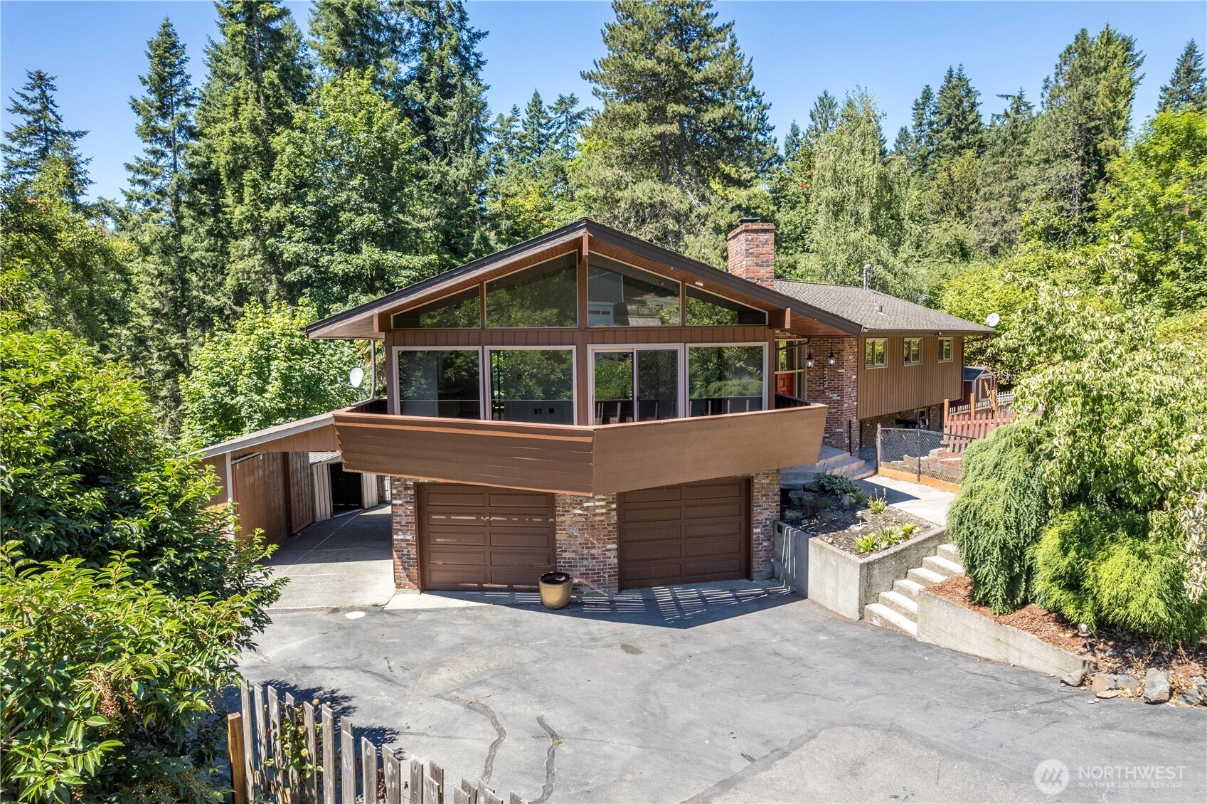 2327 Lynnwood Drive Property Photo 1