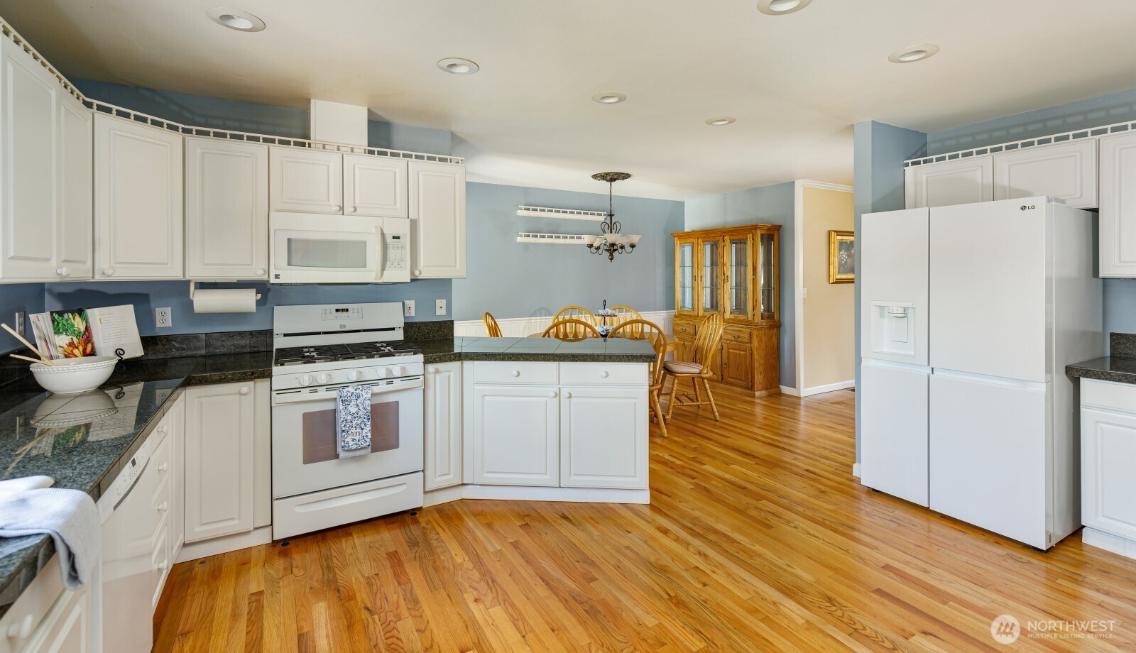 8911 223 Street Ct 14b Property Photo 4