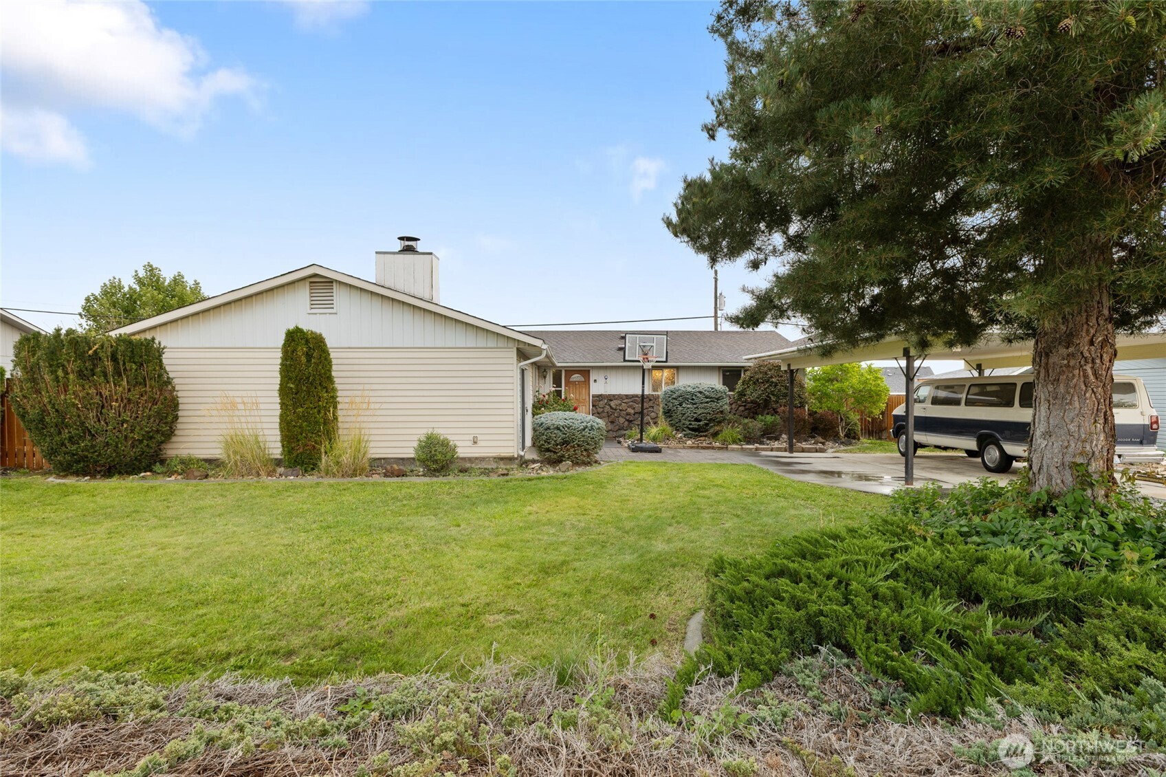 603 N Crestview Drive Property Photo 1