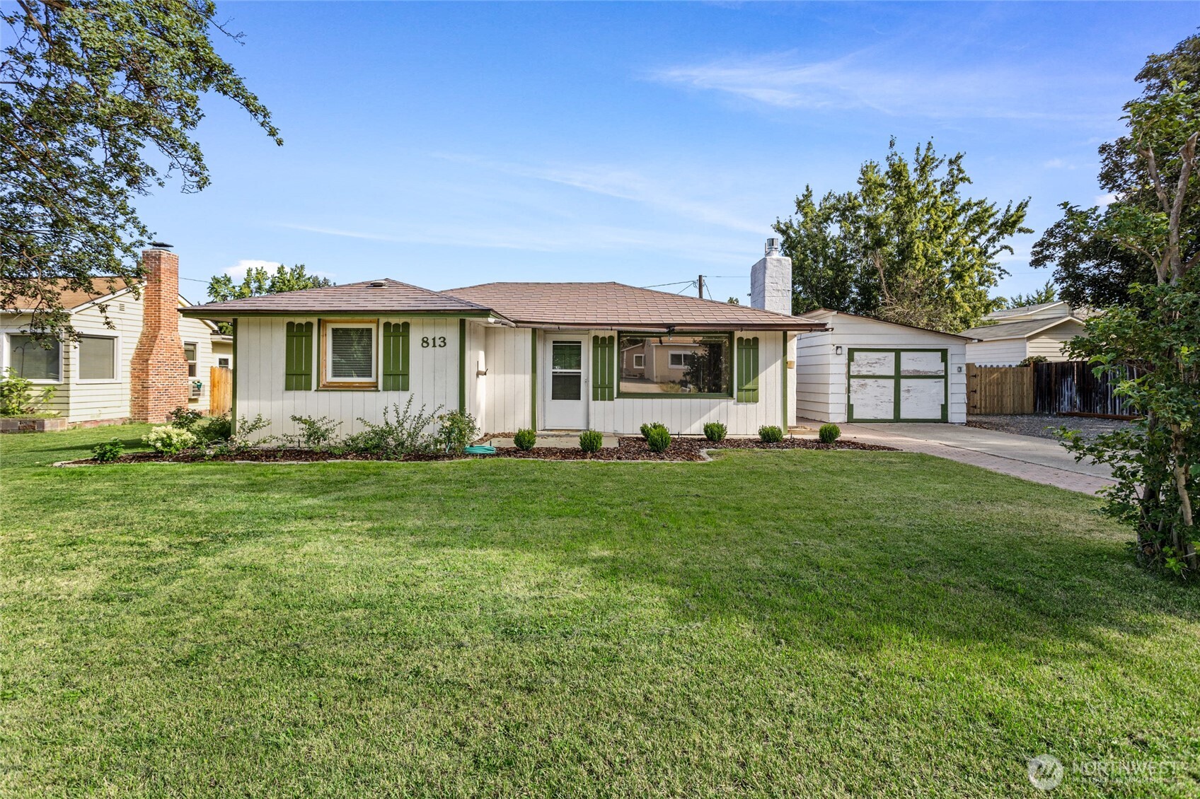 813 E Spokane Avenue Property Photo 1