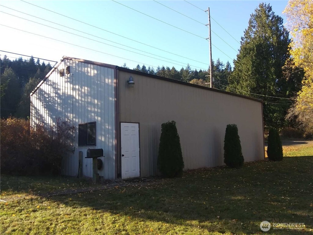 17360 Viking Way Property Photo 4