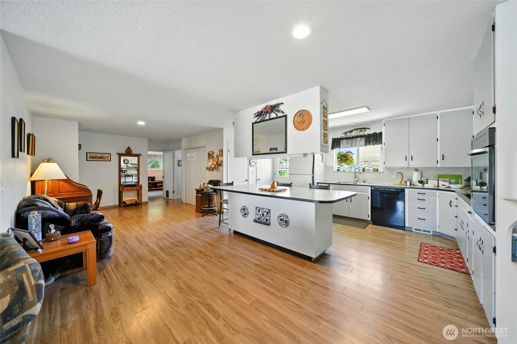 826 Jacquelyn Street Property Photo 8