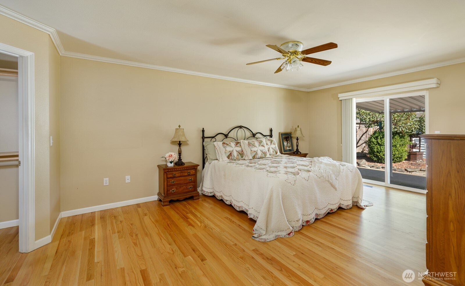 8911 223 Street Ct 14b Property Photo 6