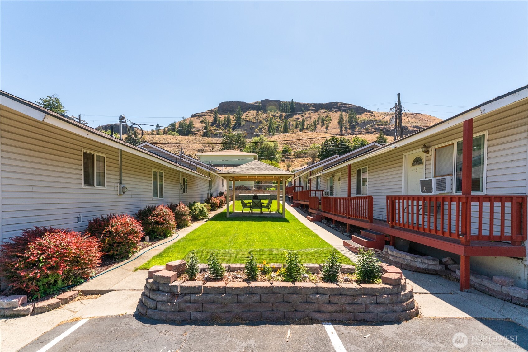 280 E Grand Coulee Avenue Property Photo 1