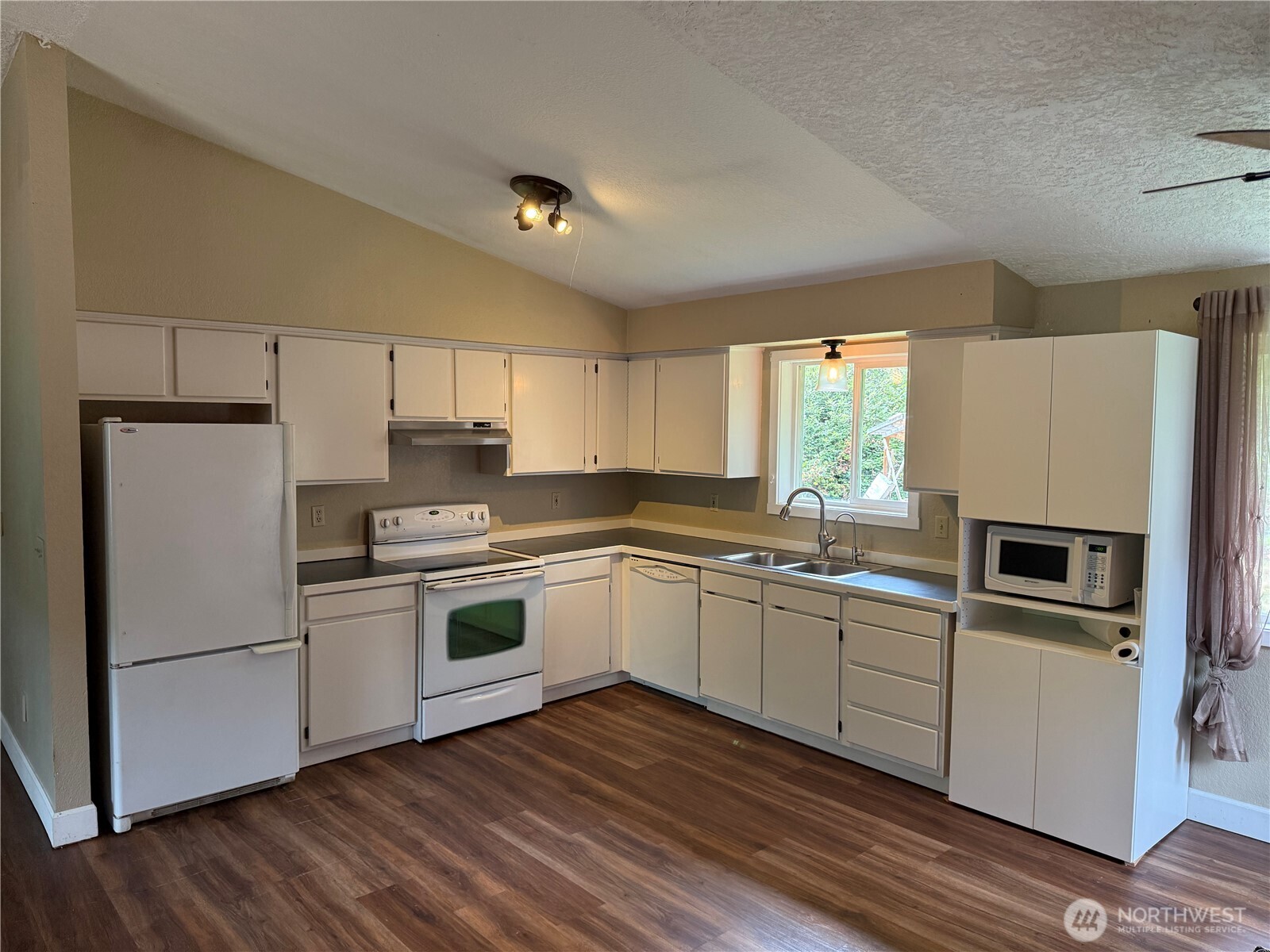 22101 Birch Place Property Photo 6