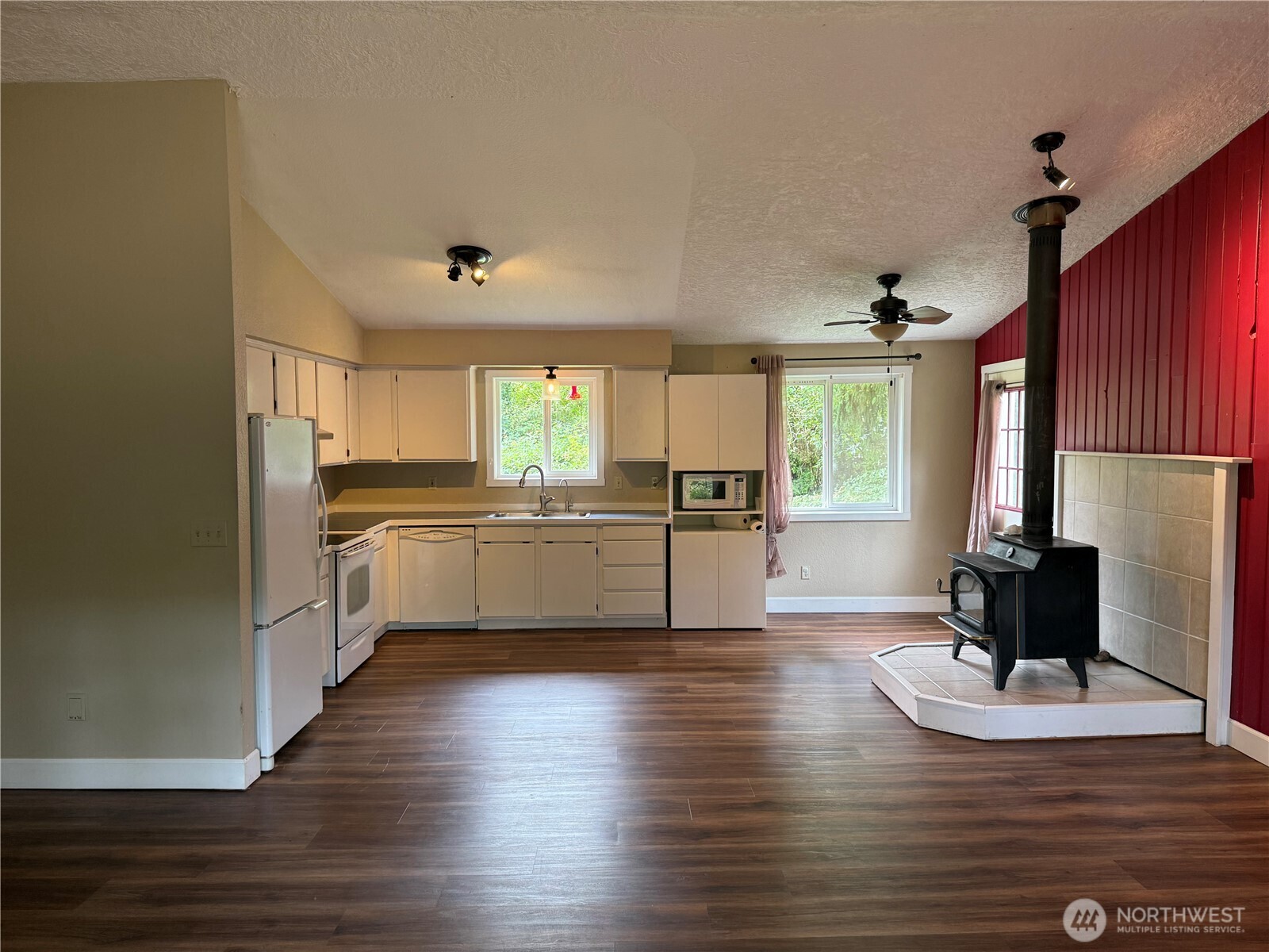 22101 Birch Place Property Photo 7