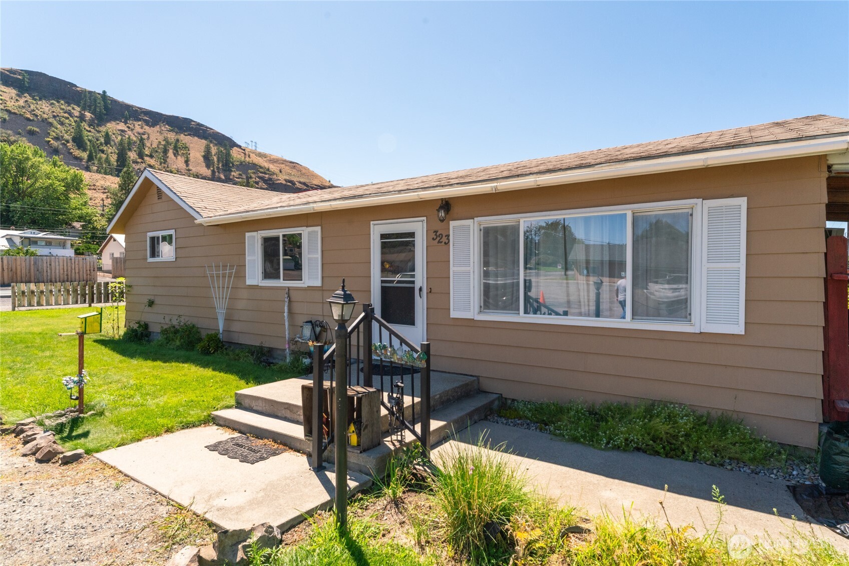323 E Grand Coulee Avenue Property Photo 1