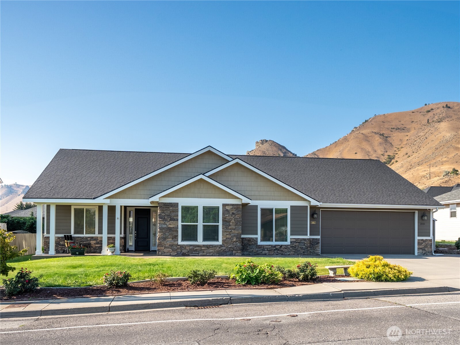 2115 5TH Street Property Photo 1