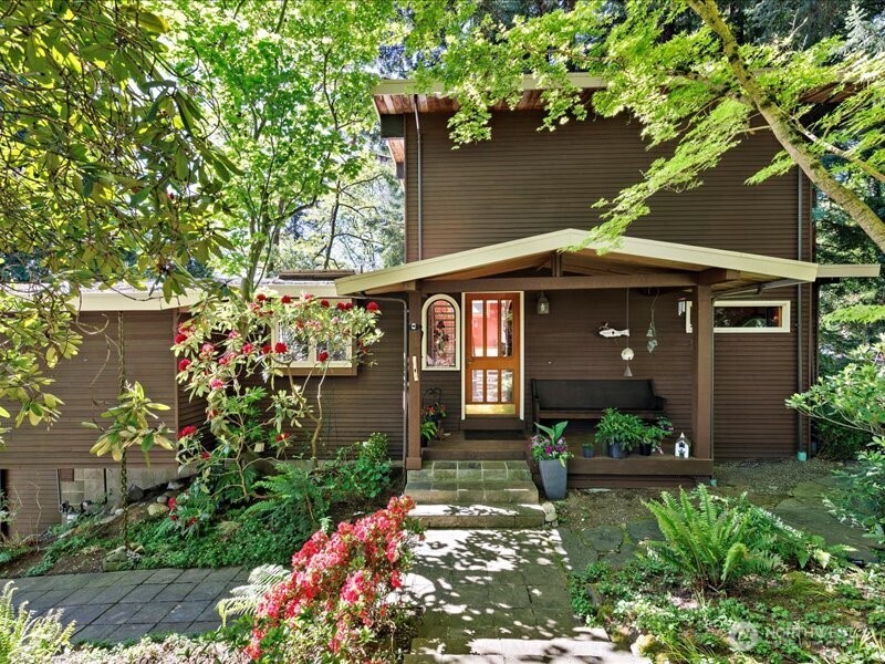 6418 E Mercer Way Property Photo 1