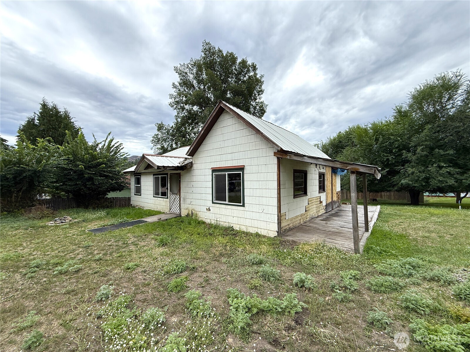 653 E 9th Street Property Photo 3