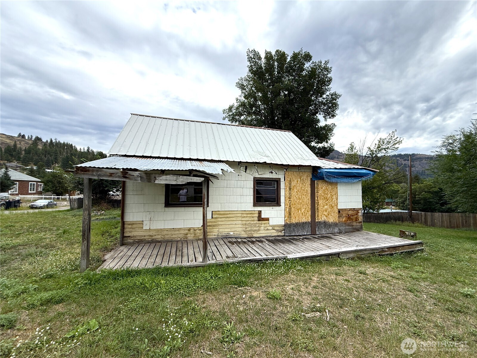 653 E 9th Street Property Photo 4