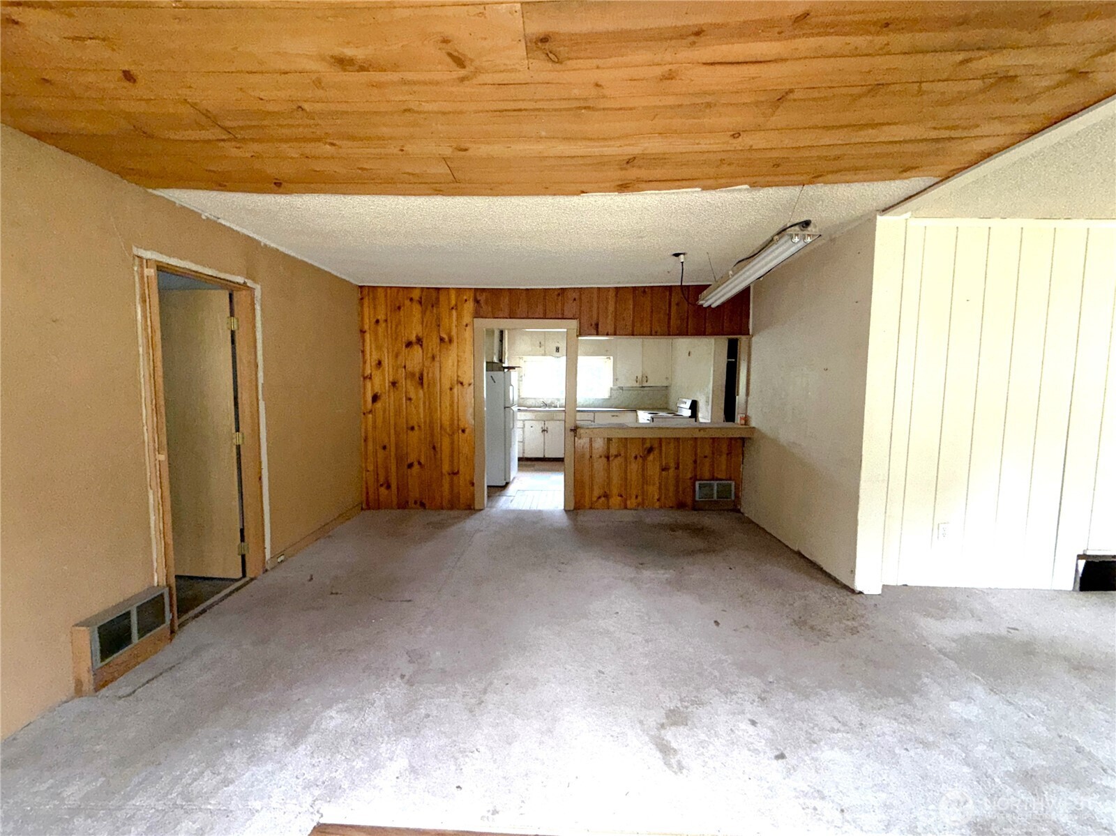 653 E 9th Street Property Photo 8