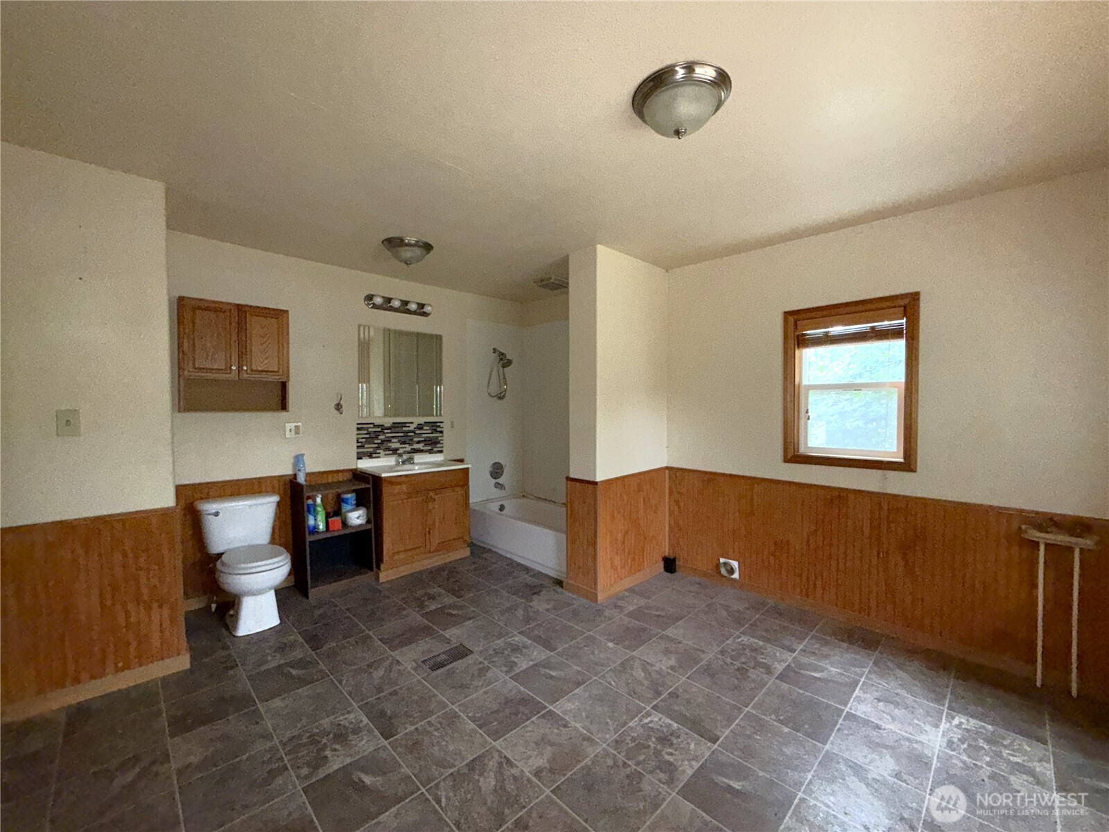 653 E 9th Street Property Photo 16