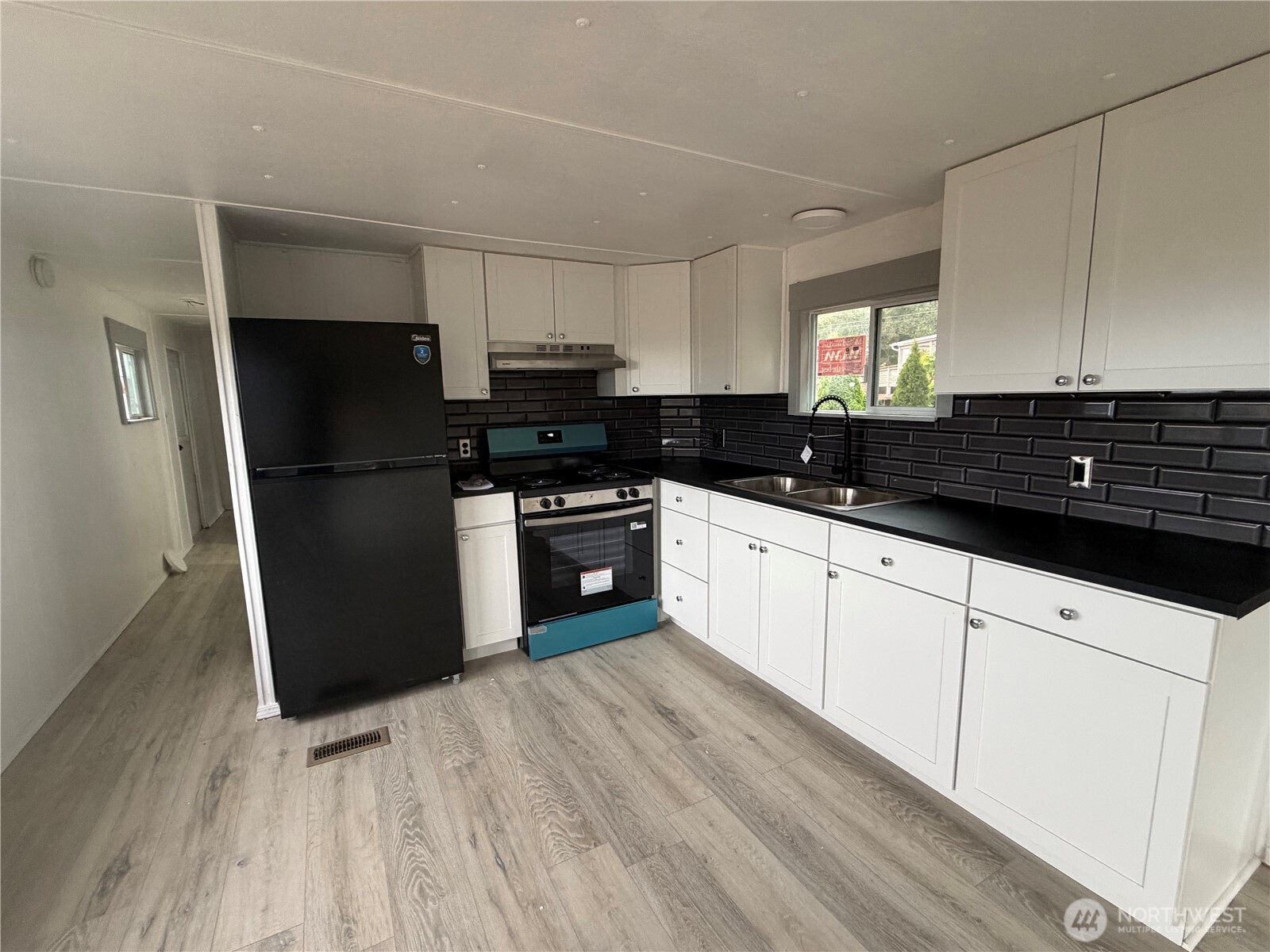 8484 Alder Way Property Photo 4