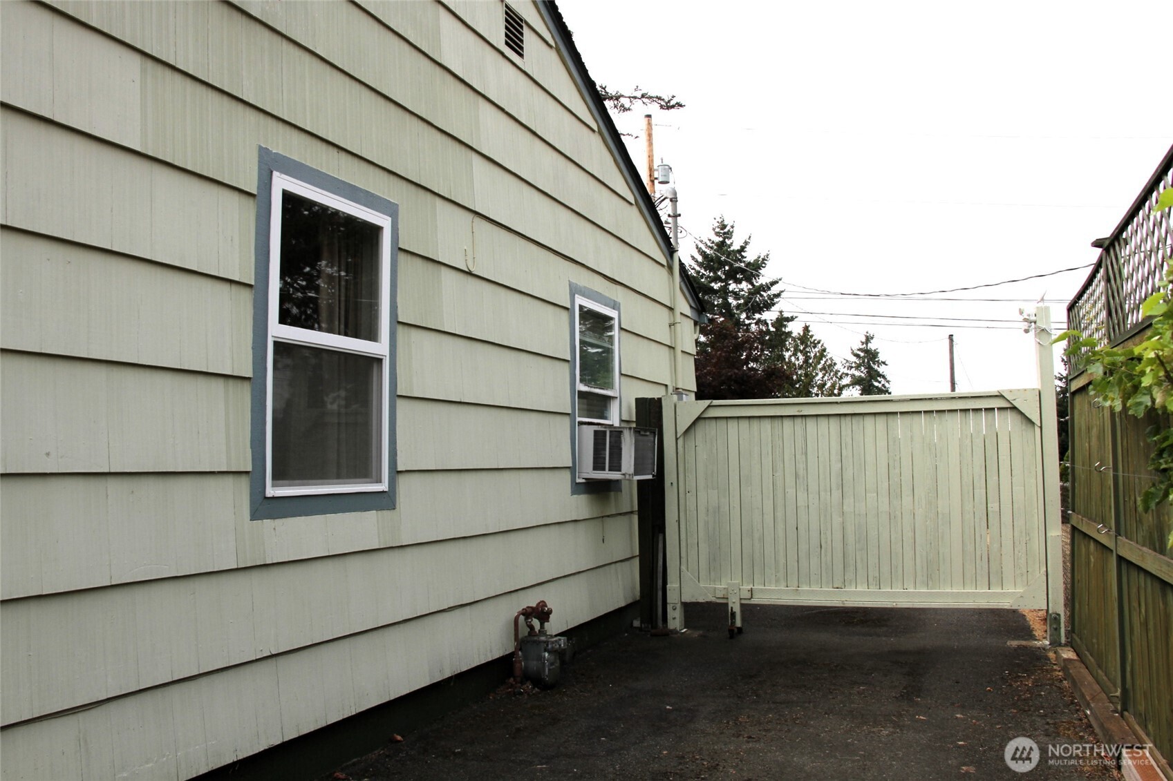 6439 S Clement Avenue Property Photo 3