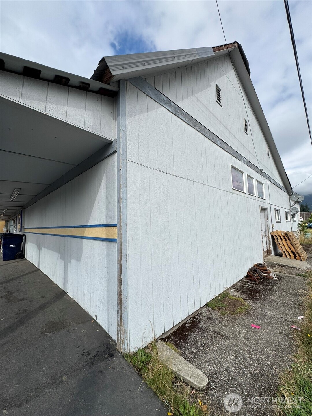 705 Emens Street Property Photo 5