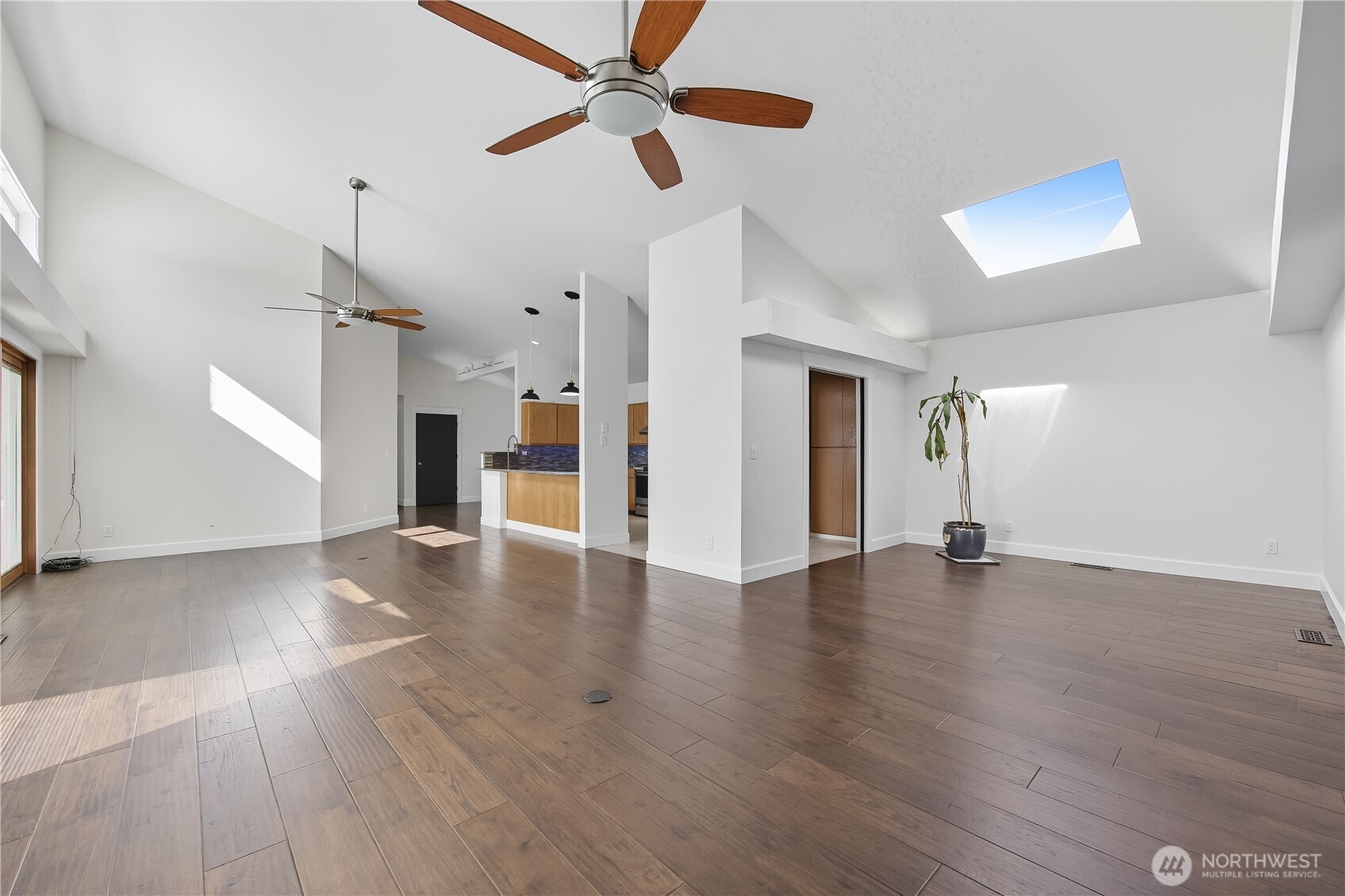 5404 Collins Road Property Photo 6
