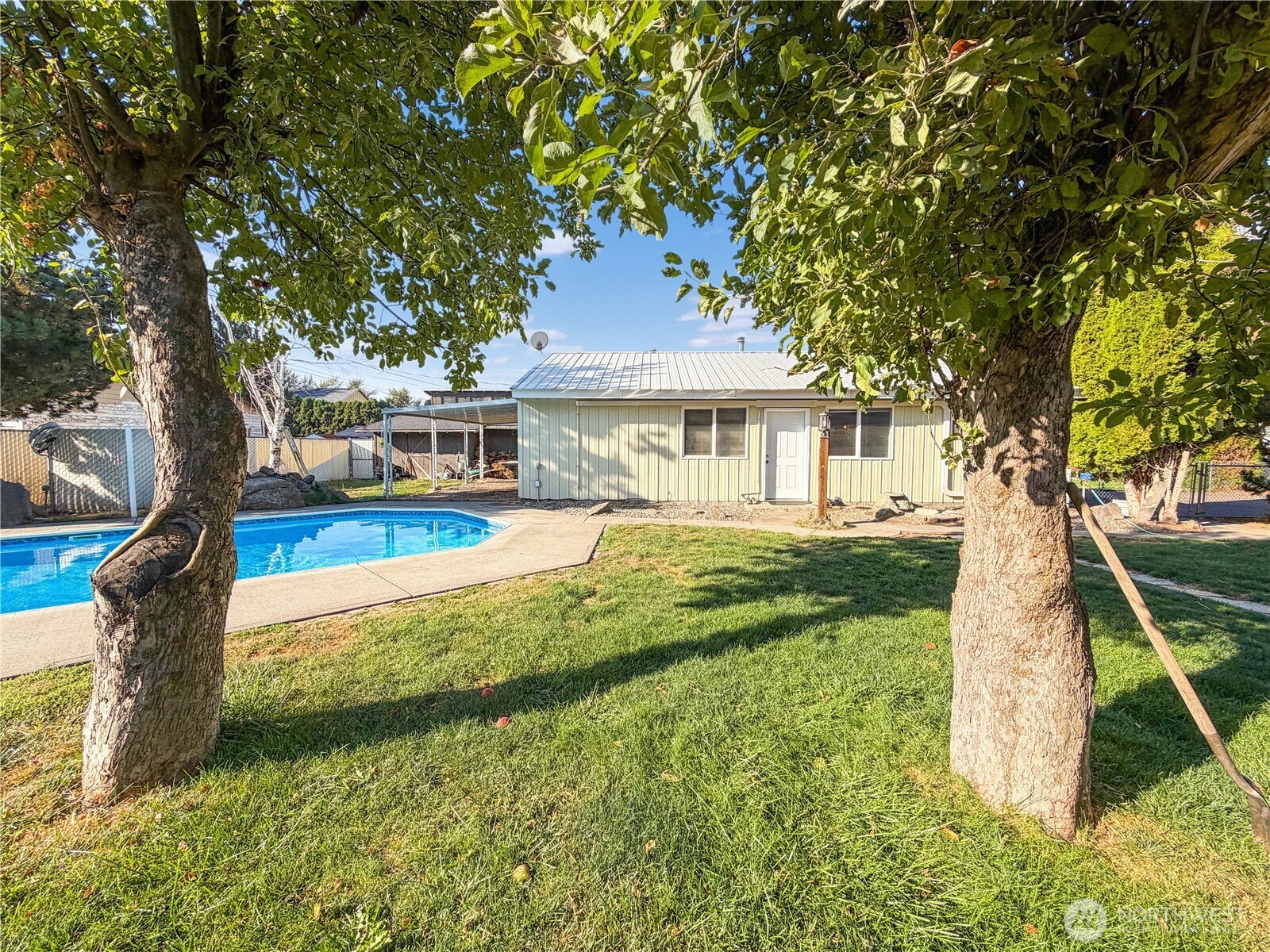 512 E Dayton Avenue Property Photo 1