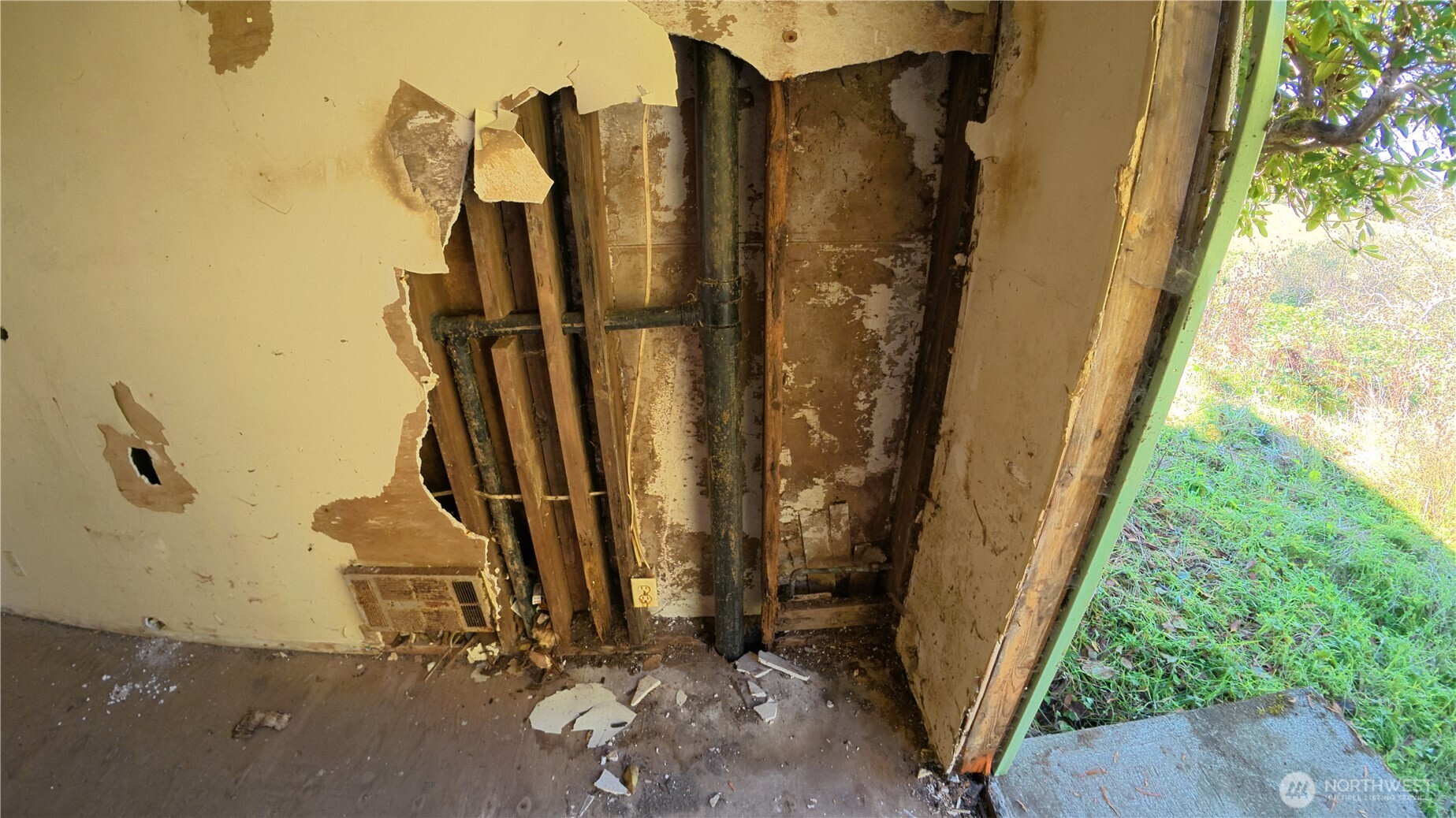 105 E Valley Road Property Photo 16