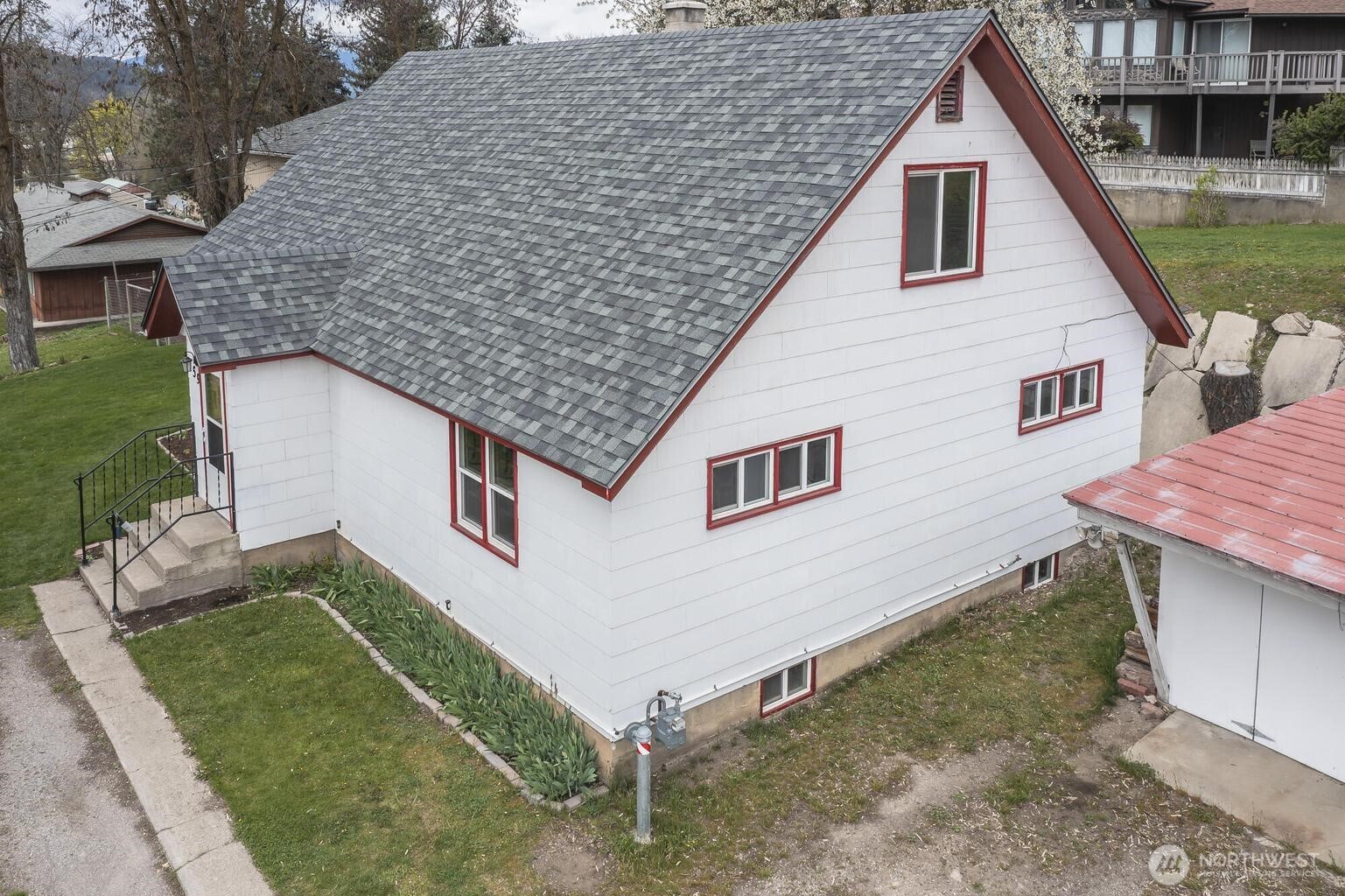 159 E 10th Avenue Property Photo 2