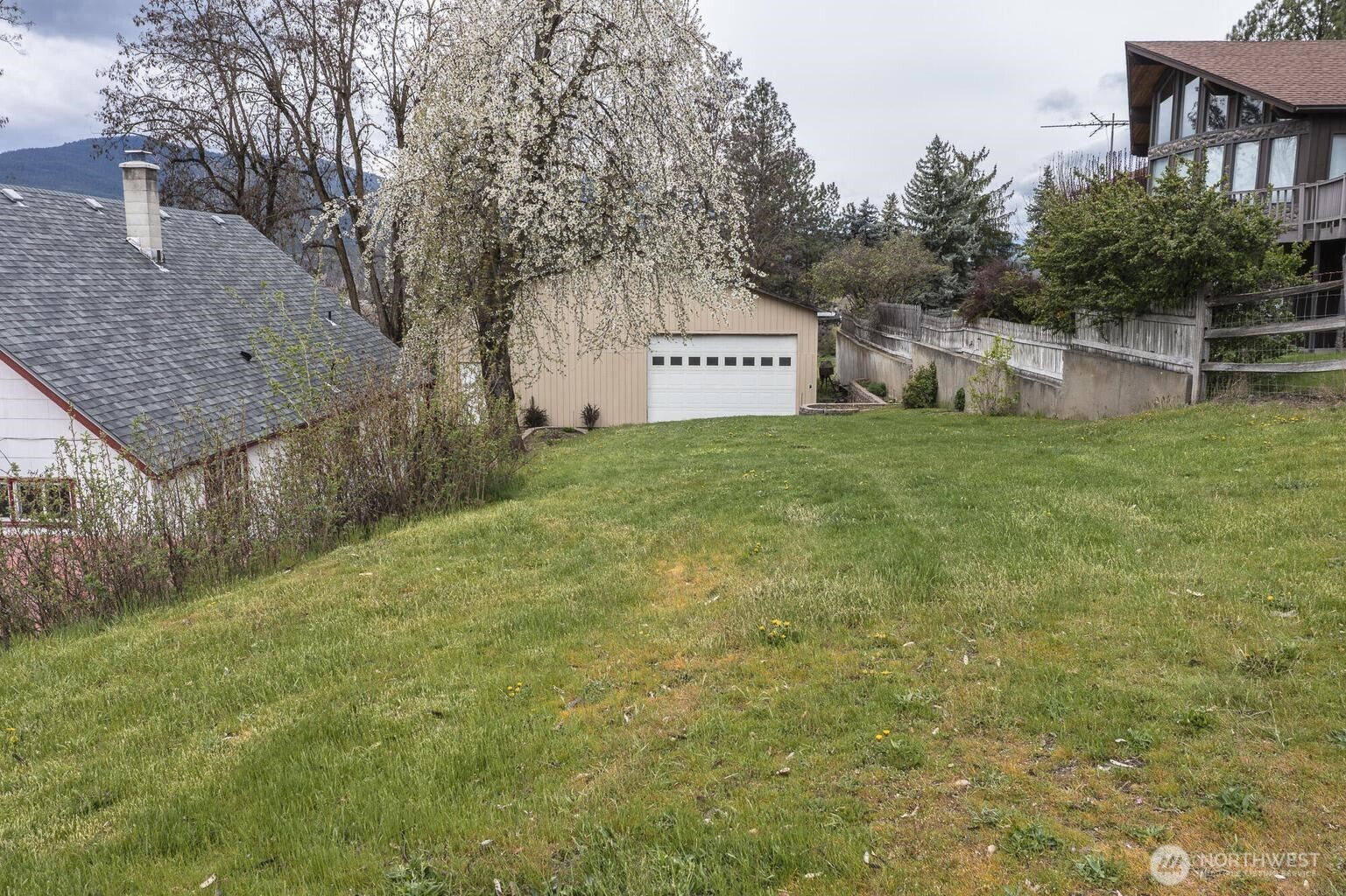 159 E 10th Avenue Property Photo 5