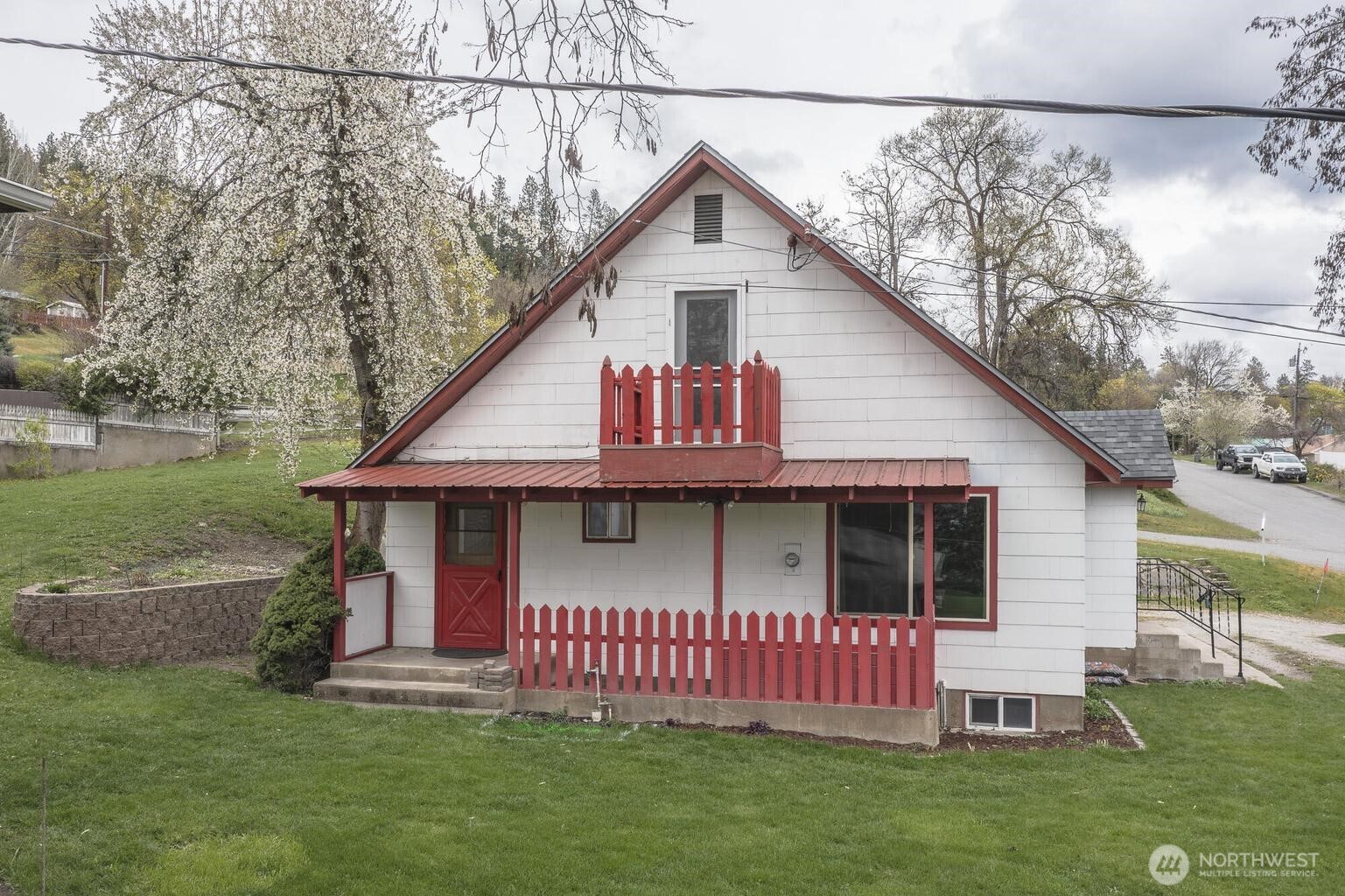 159 E 10th Avenue Property Photo 6