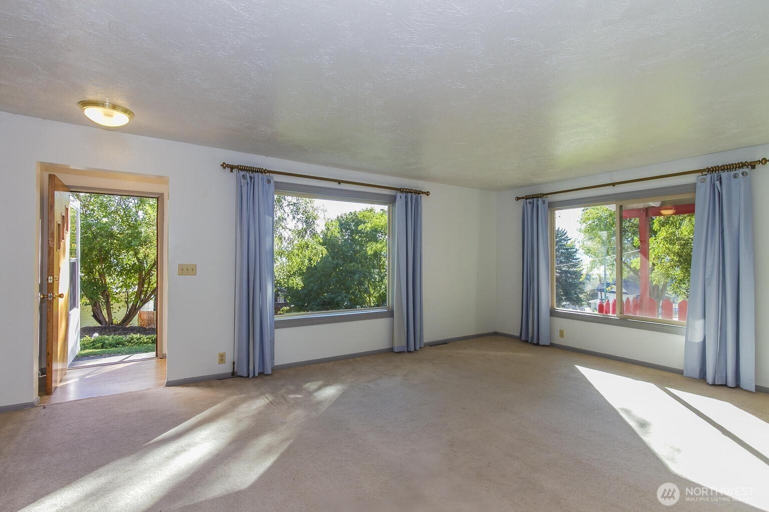 159 E 10th Avenue Property Photo 8