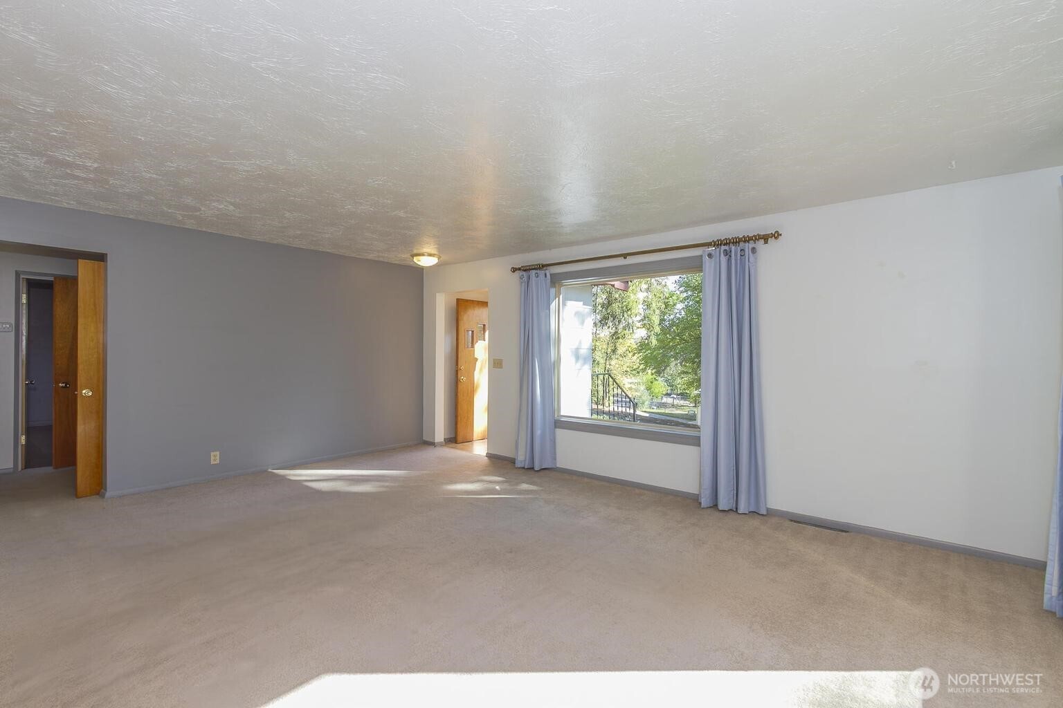 159 E 10th Avenue Property Photo 10