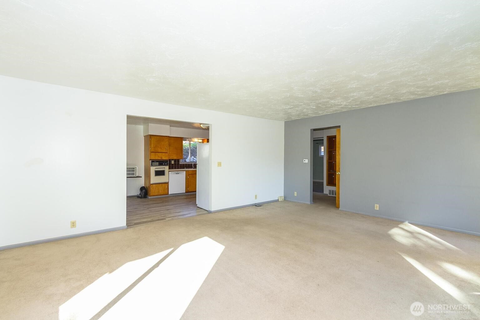 159 E 10th Avenue Property Photo 11