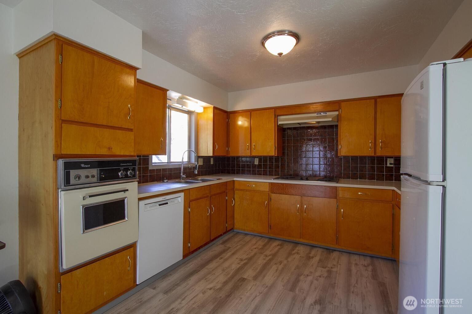 159 E 10th Avenue Property Photo 12