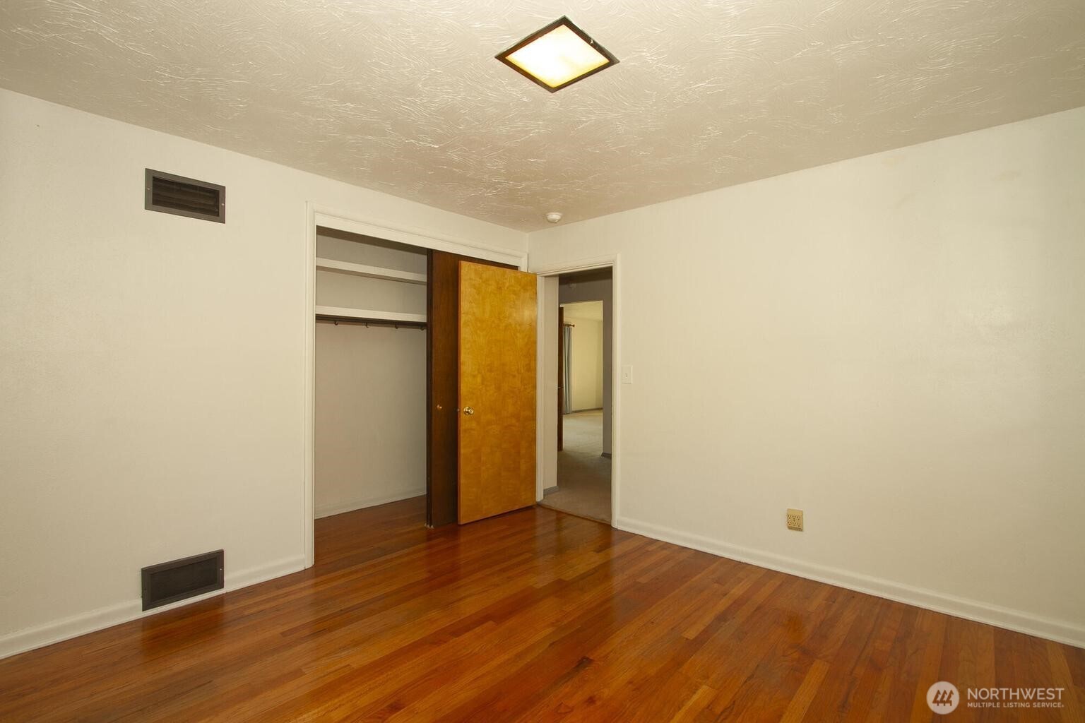 159 E 10th Avenue Property Photo 18
