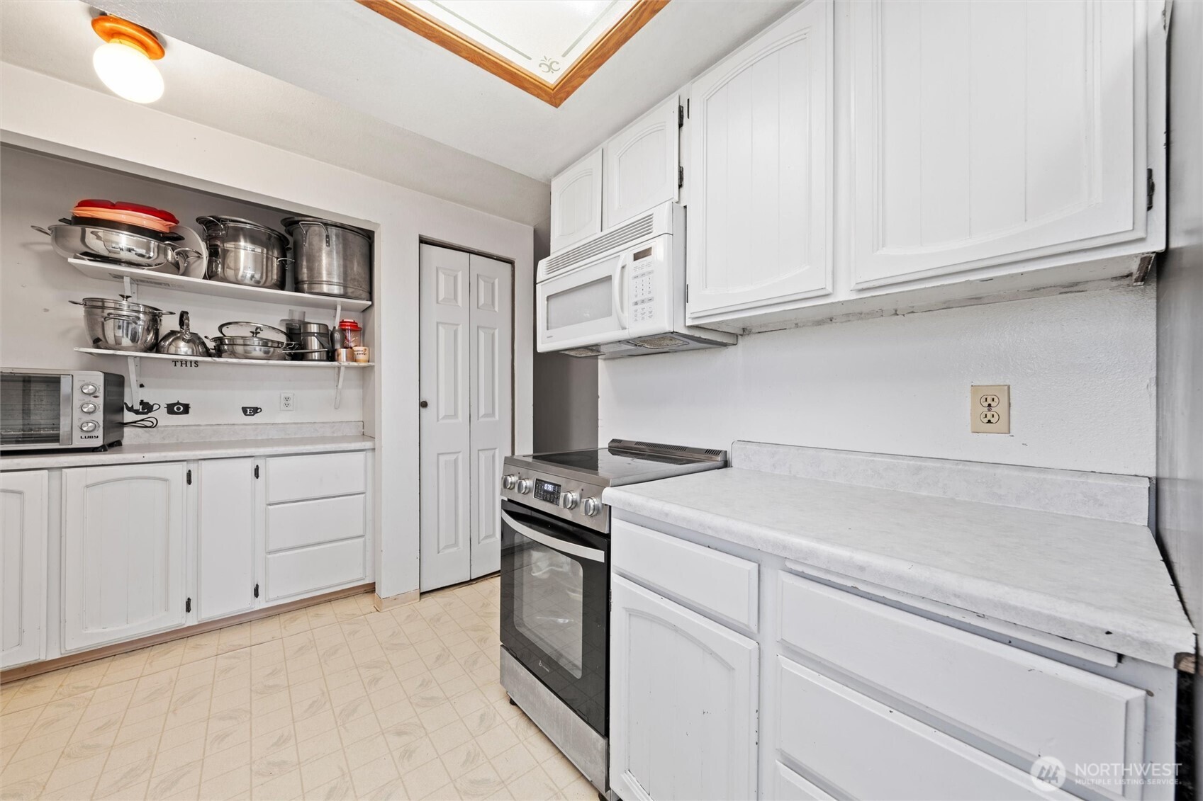411 N Wahl Property Photo 9