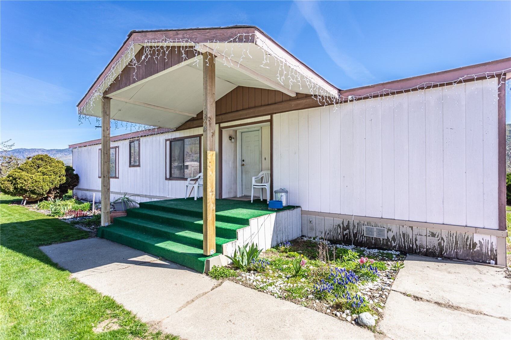 1096 Highway 7 Property Photo 2