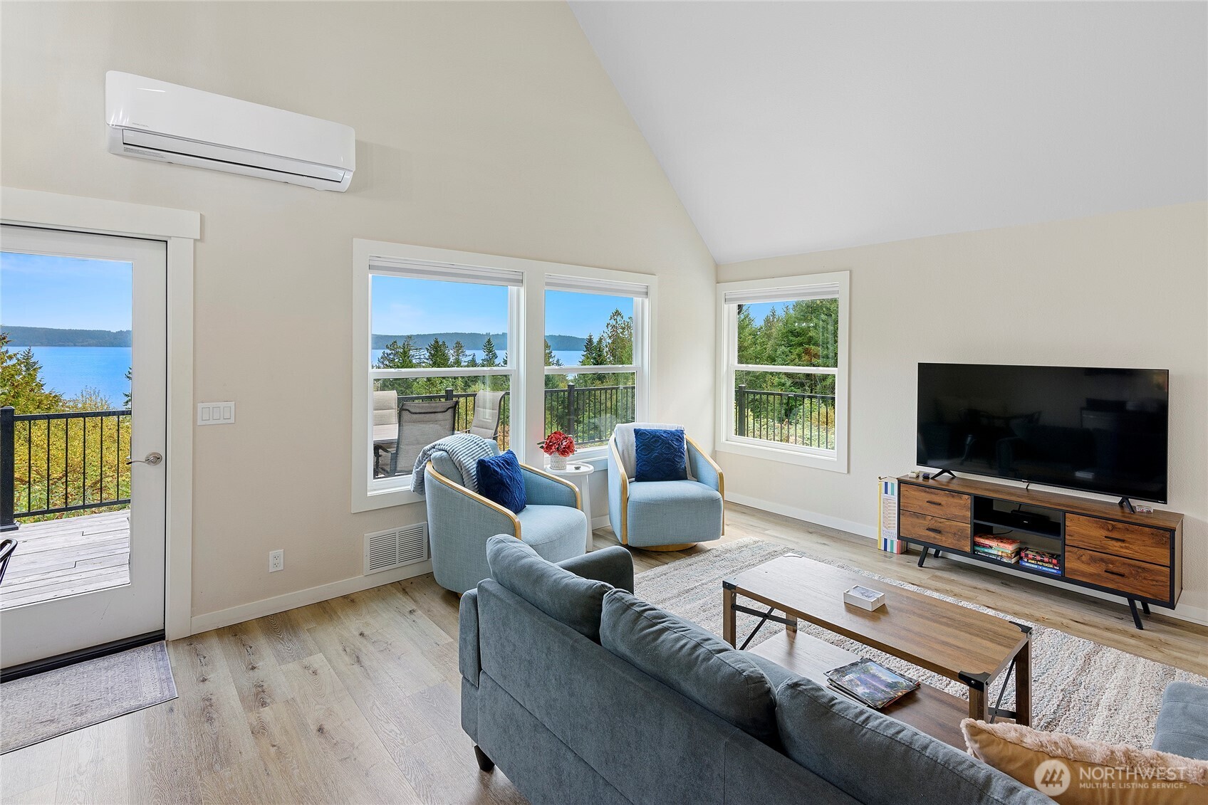 304292 Highway 101 Property Photo 8