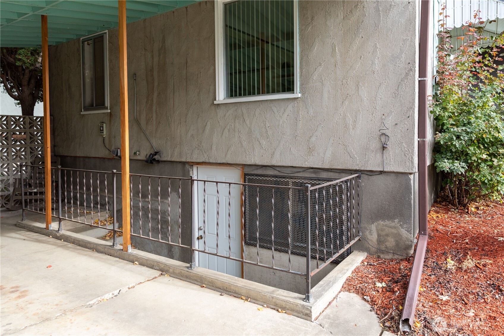 803 Alvarado Terrace Property Photo 3