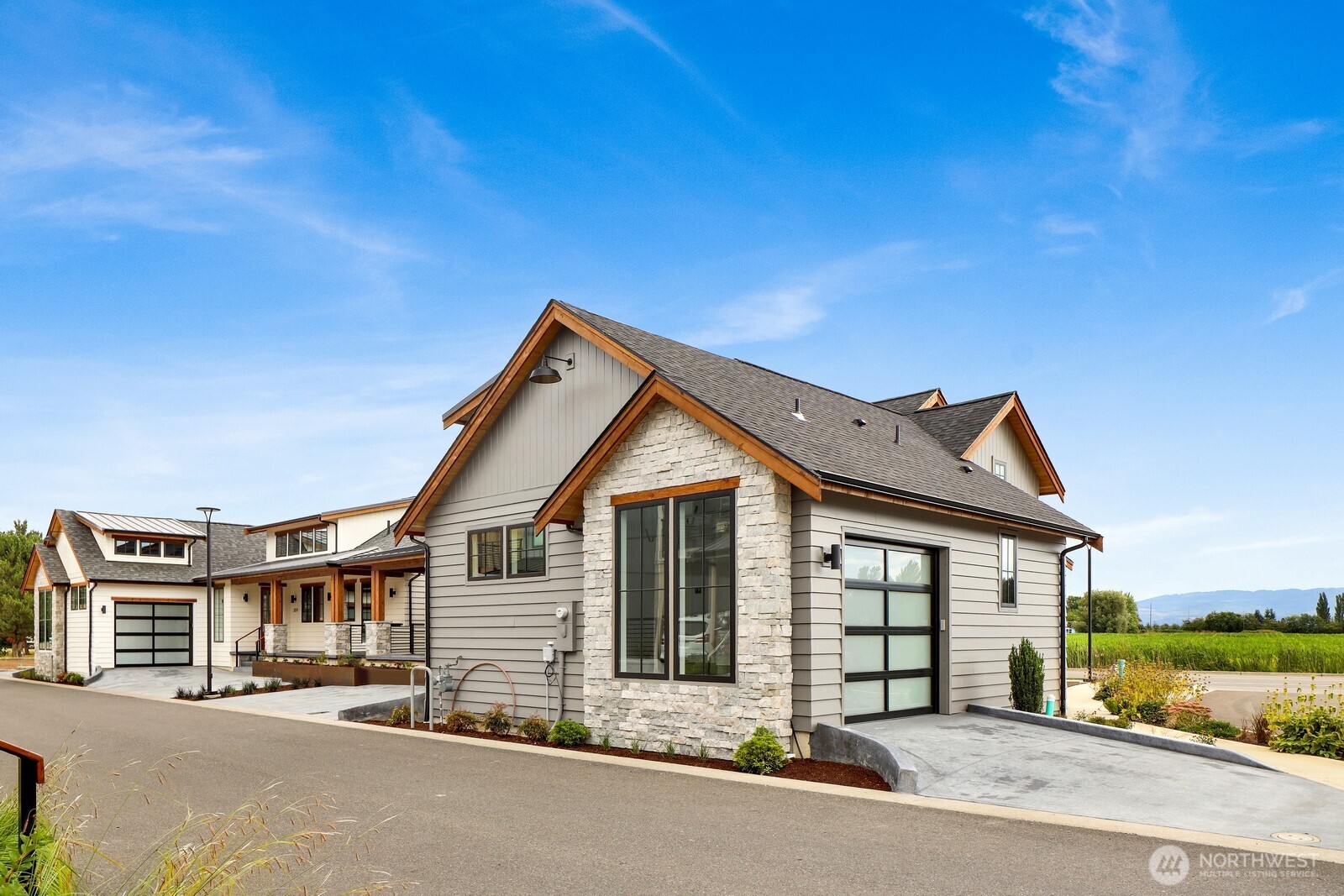 231 Skipping Stone Loop Property Photo 3