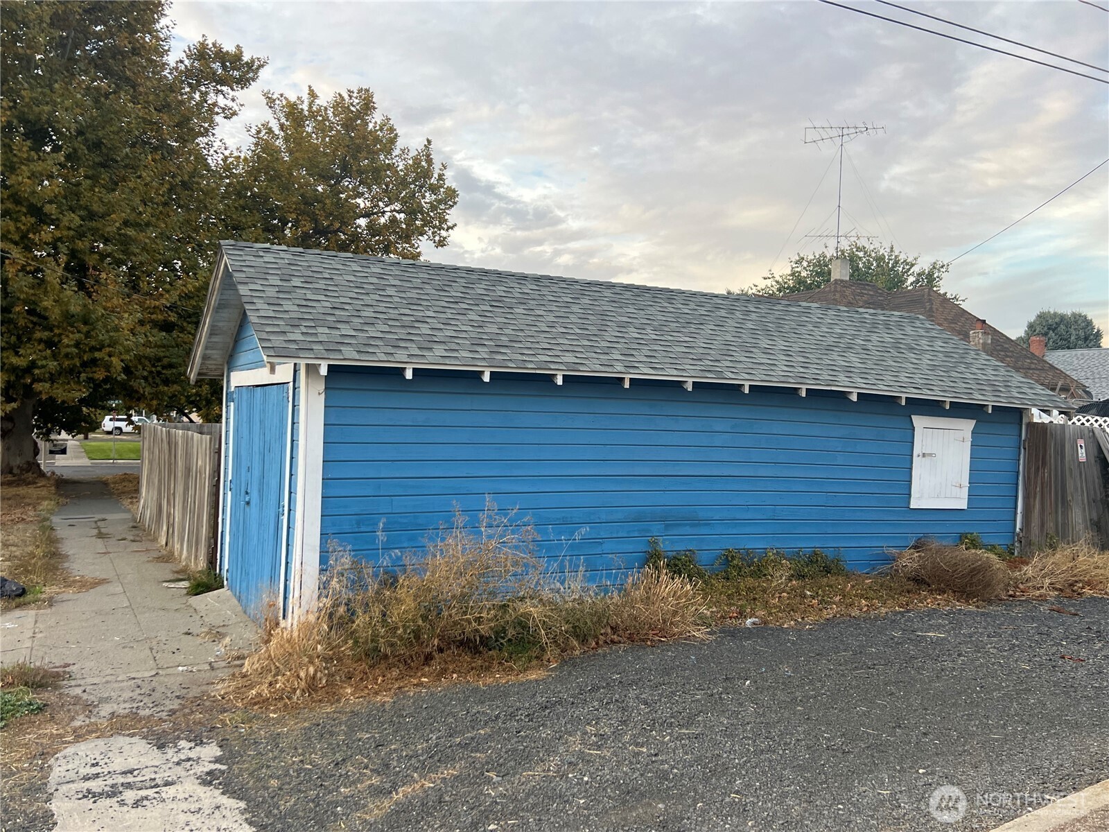 209 W 2nd Avenue Property Photo 9