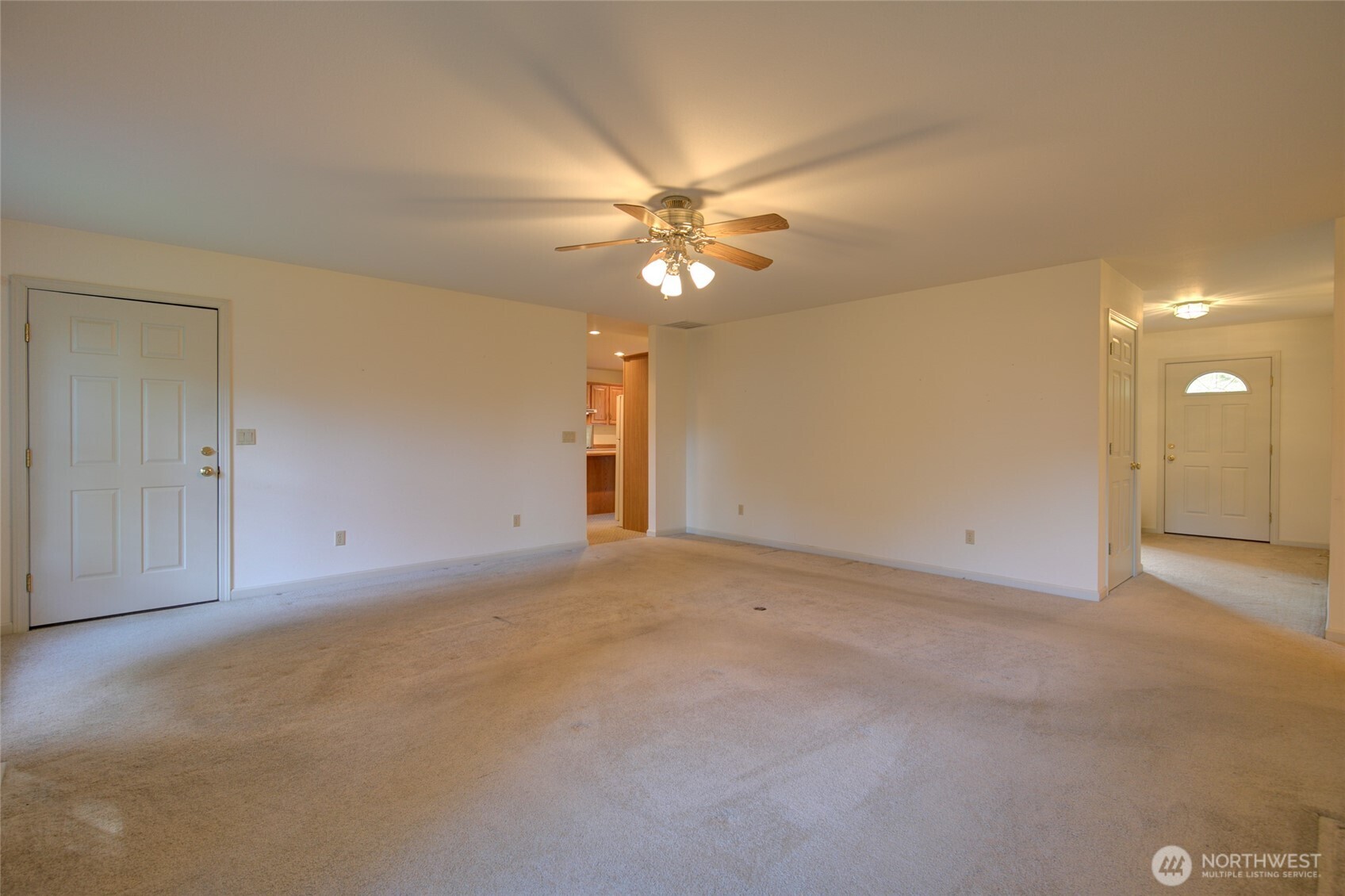 646 Woodland Loop Property Photo 6