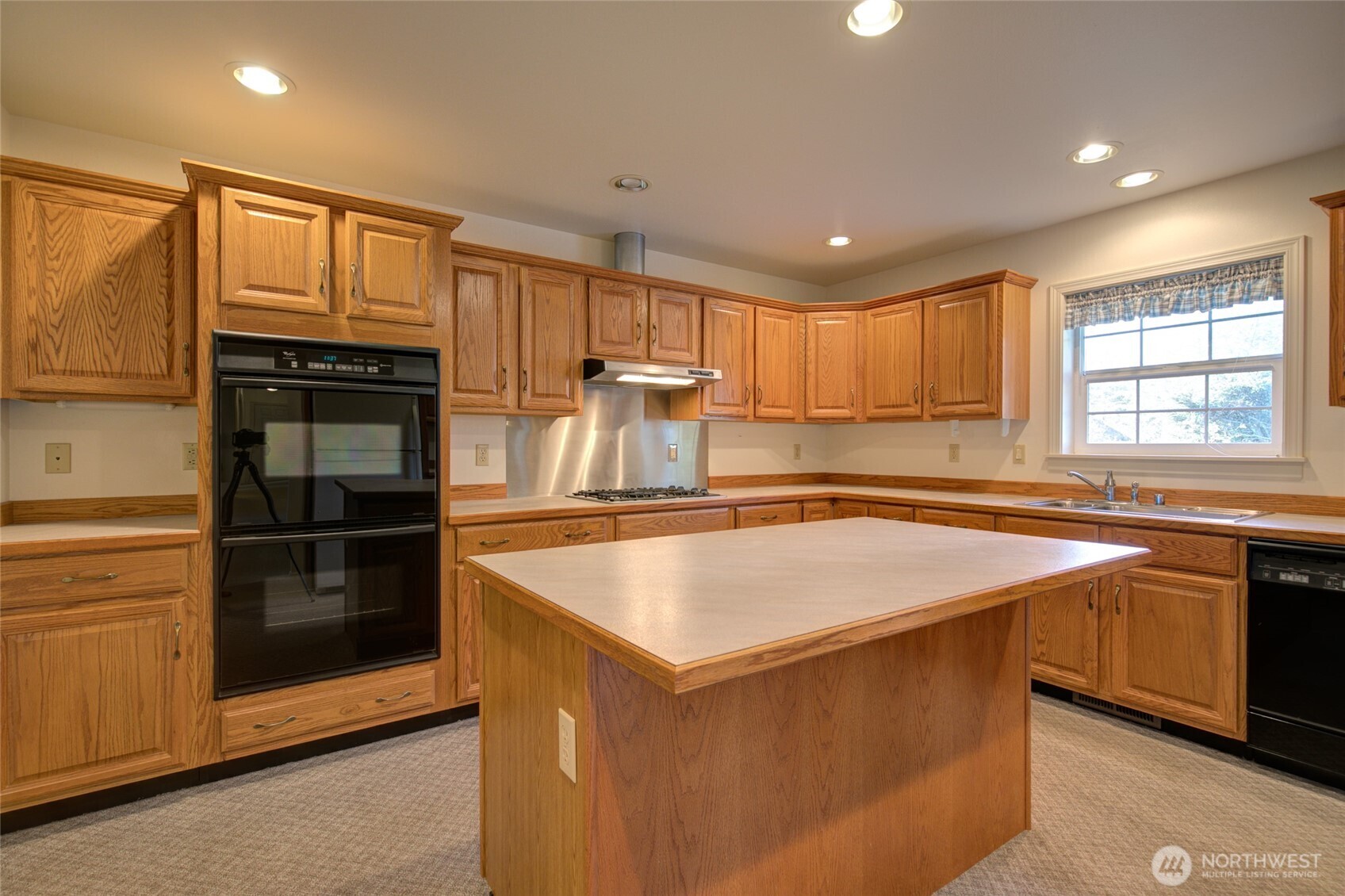 646 Woodland Loop Property Photo 7