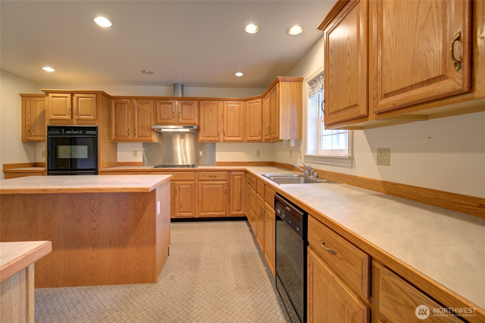 646 Woodland Loop Property Photo 8