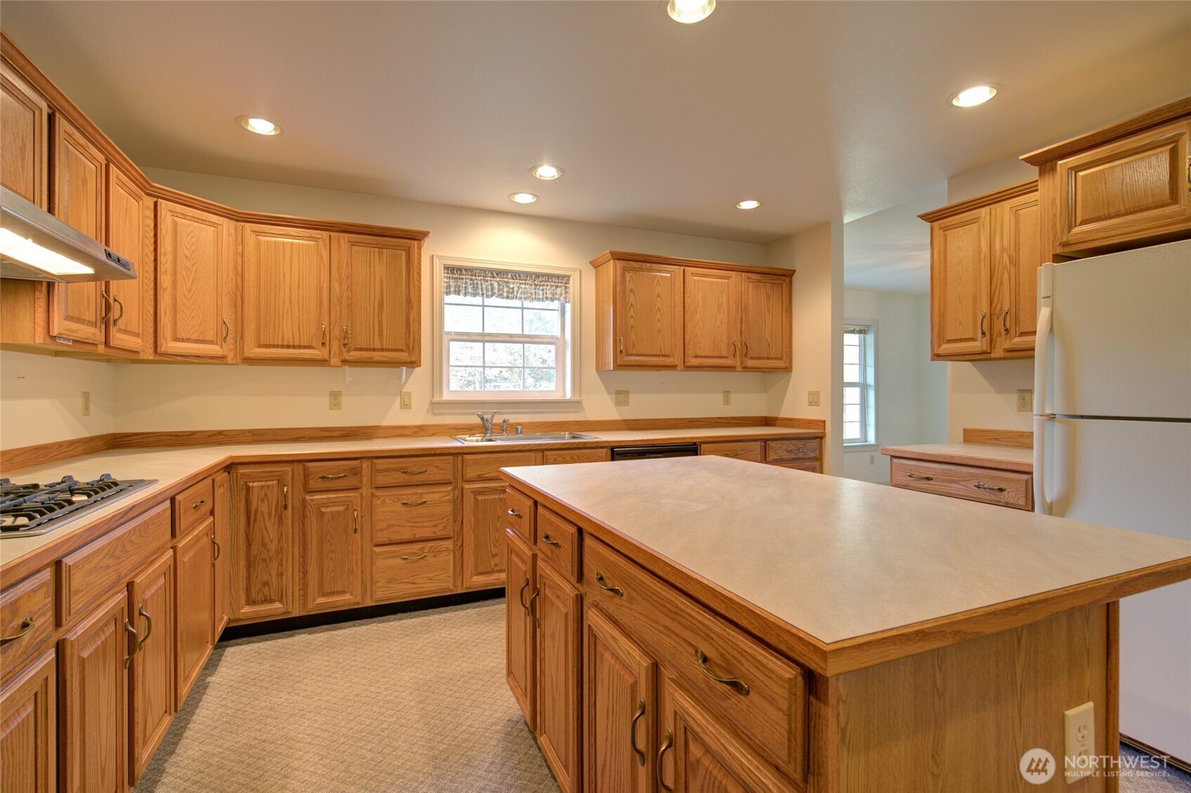 646 Woodland Loop Property Photo 12