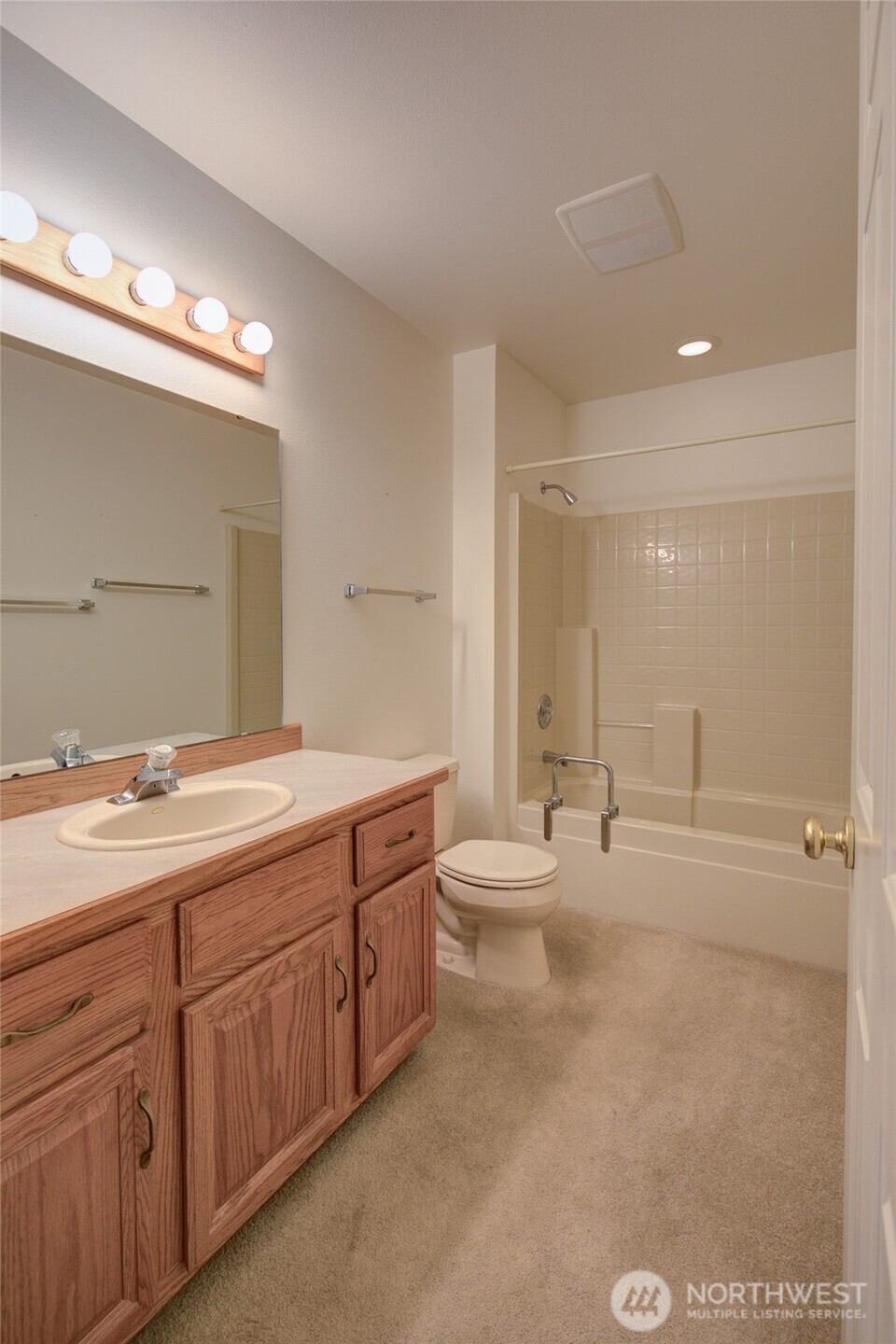 646 Woodland Loop Property Photo 16